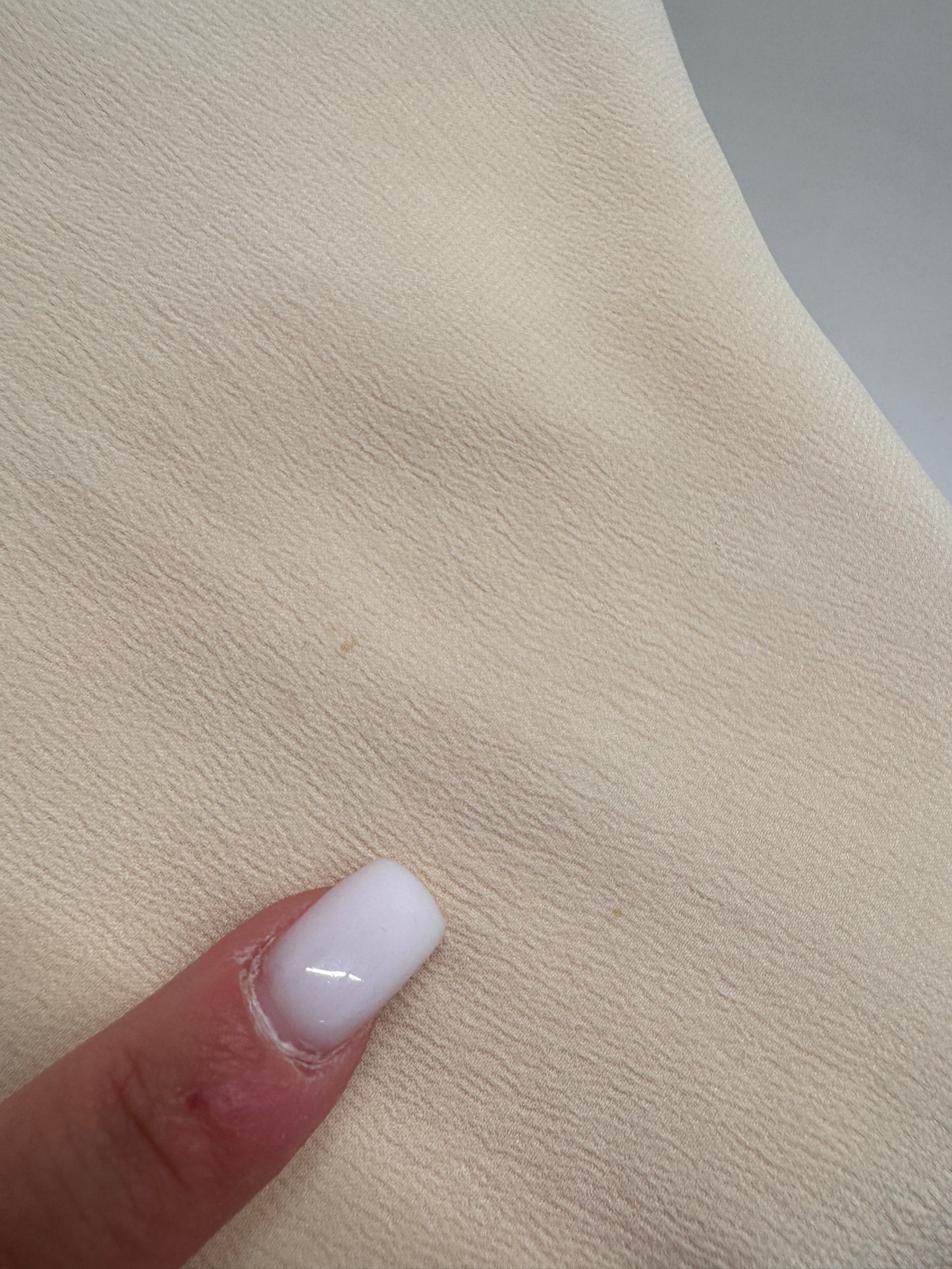 Top din mătase naturală butter white în croi minimalist