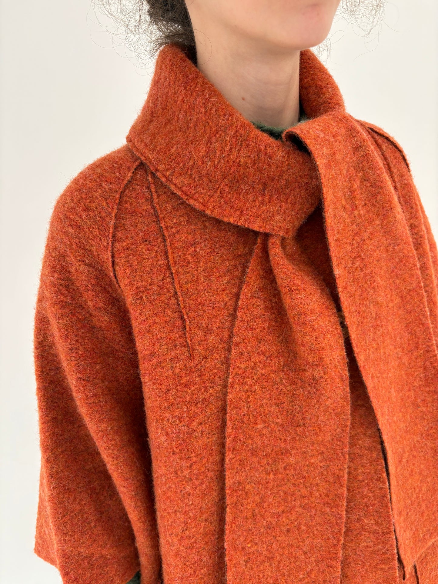 Jacheta tip capa rust orange din boiled wool cu eșarfă proprie