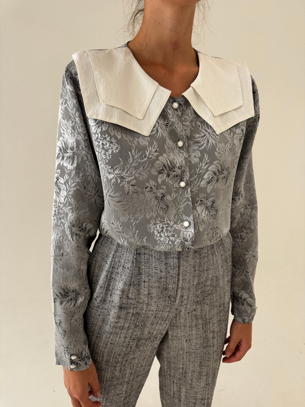 Cămașa vintage din jacquard silver gray cu guler supradimensionat alb