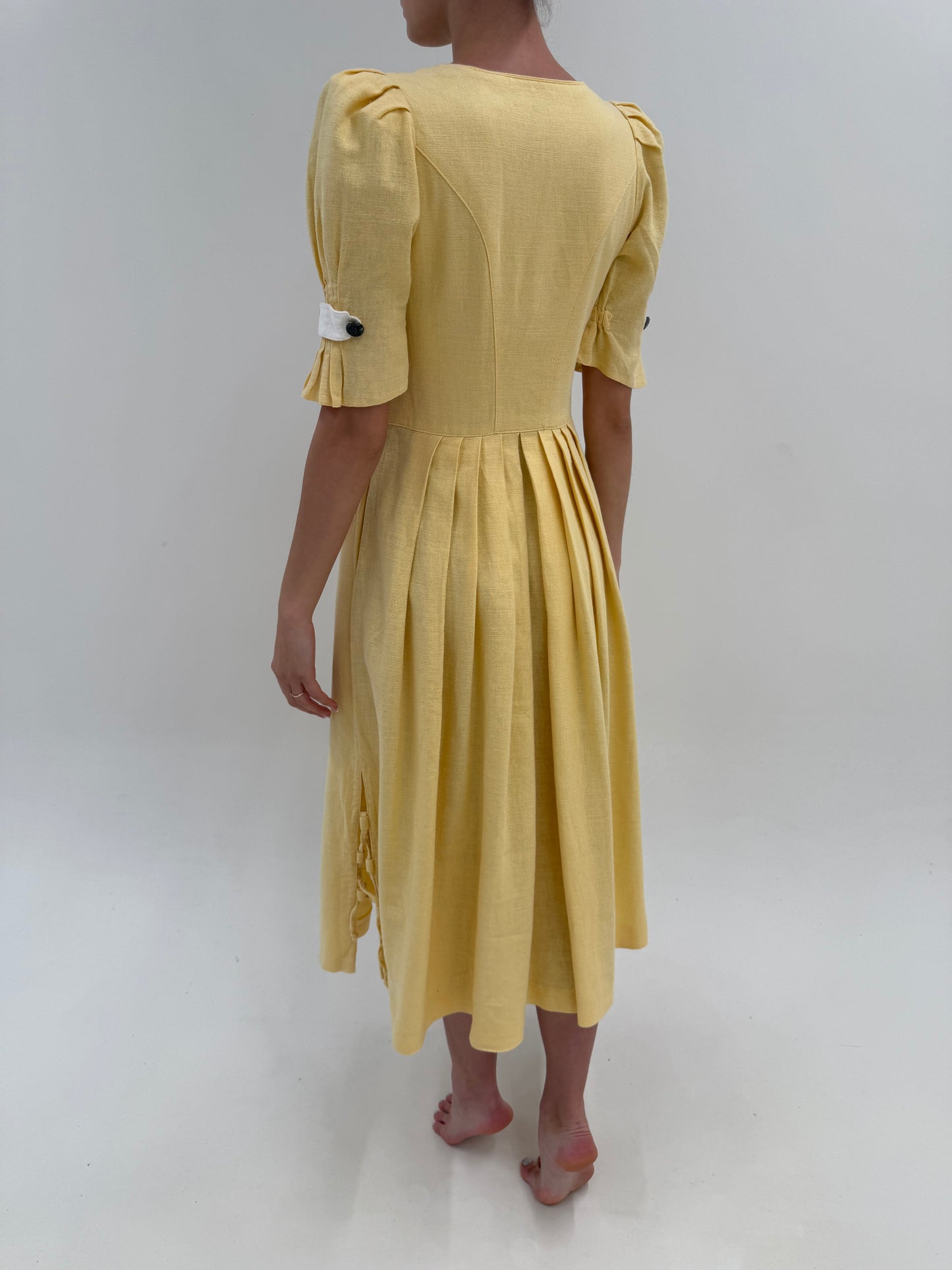 Rochie maxi vintage butter yellow din pânză grea de in cu corsaj și mâneci bufante