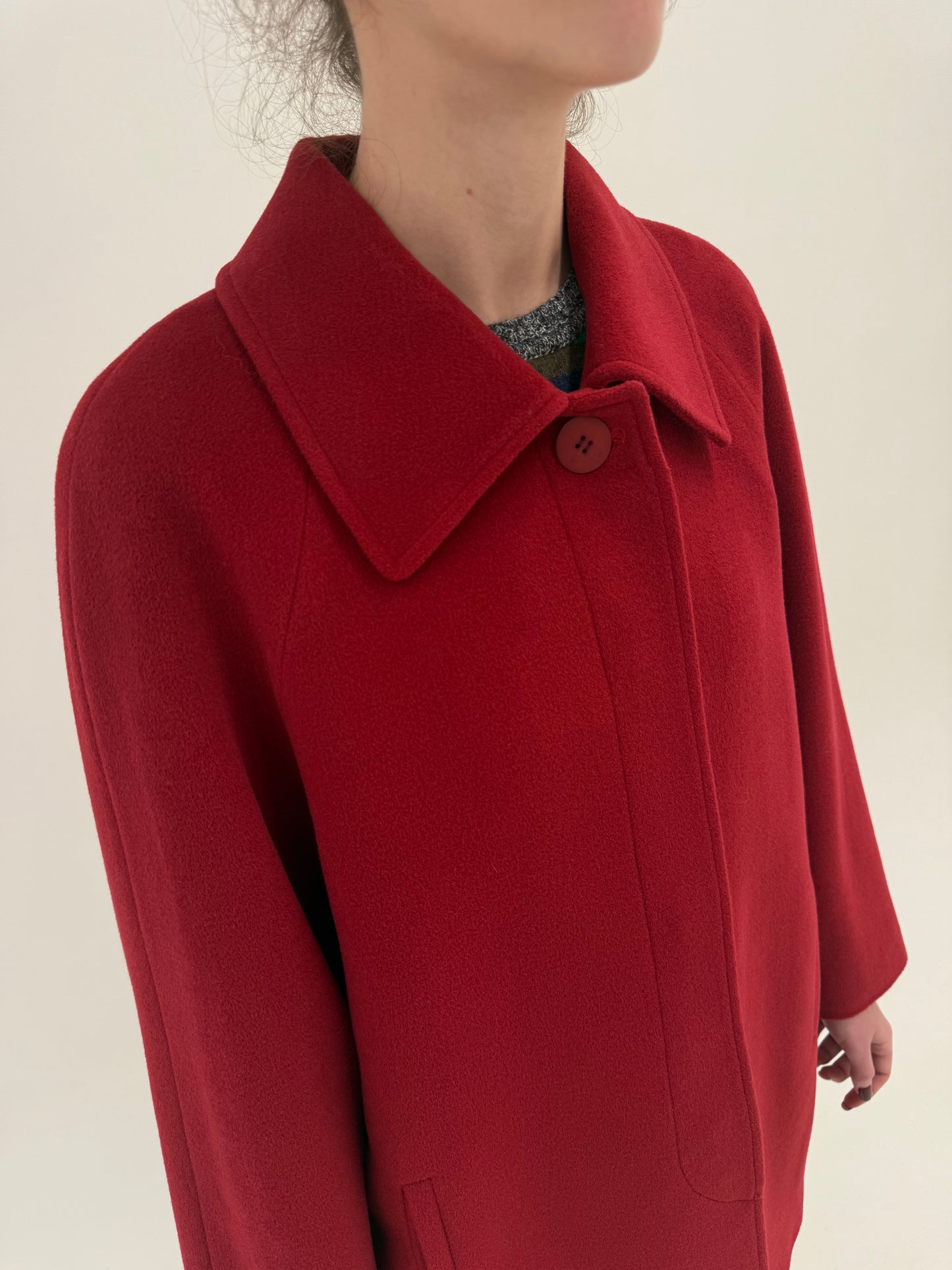 Palton italian dark red în croi minimalist atemporal din lana extrem de fină