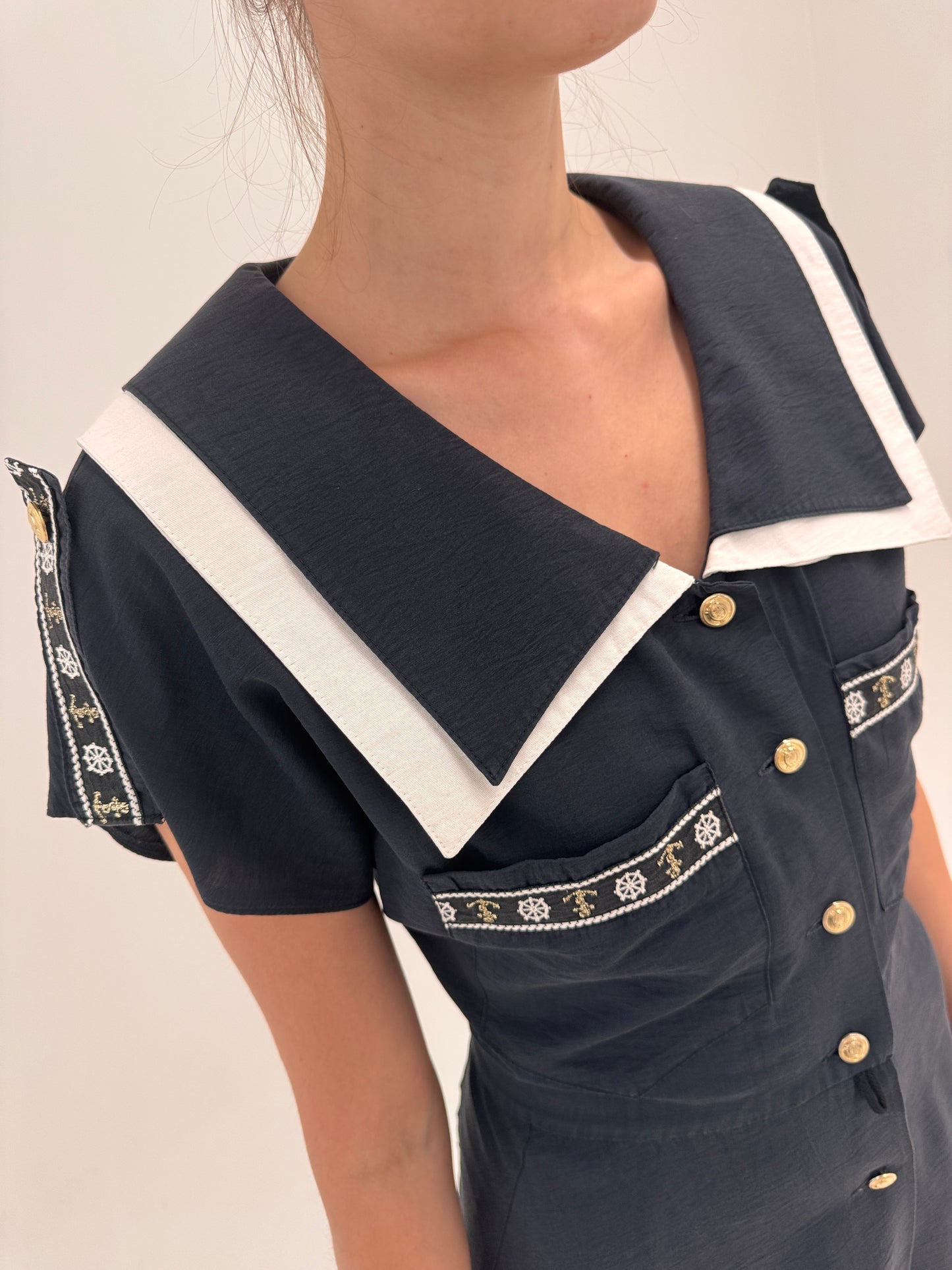 Rochie vintage neagră cu influențe nautice și guler supradimensionat