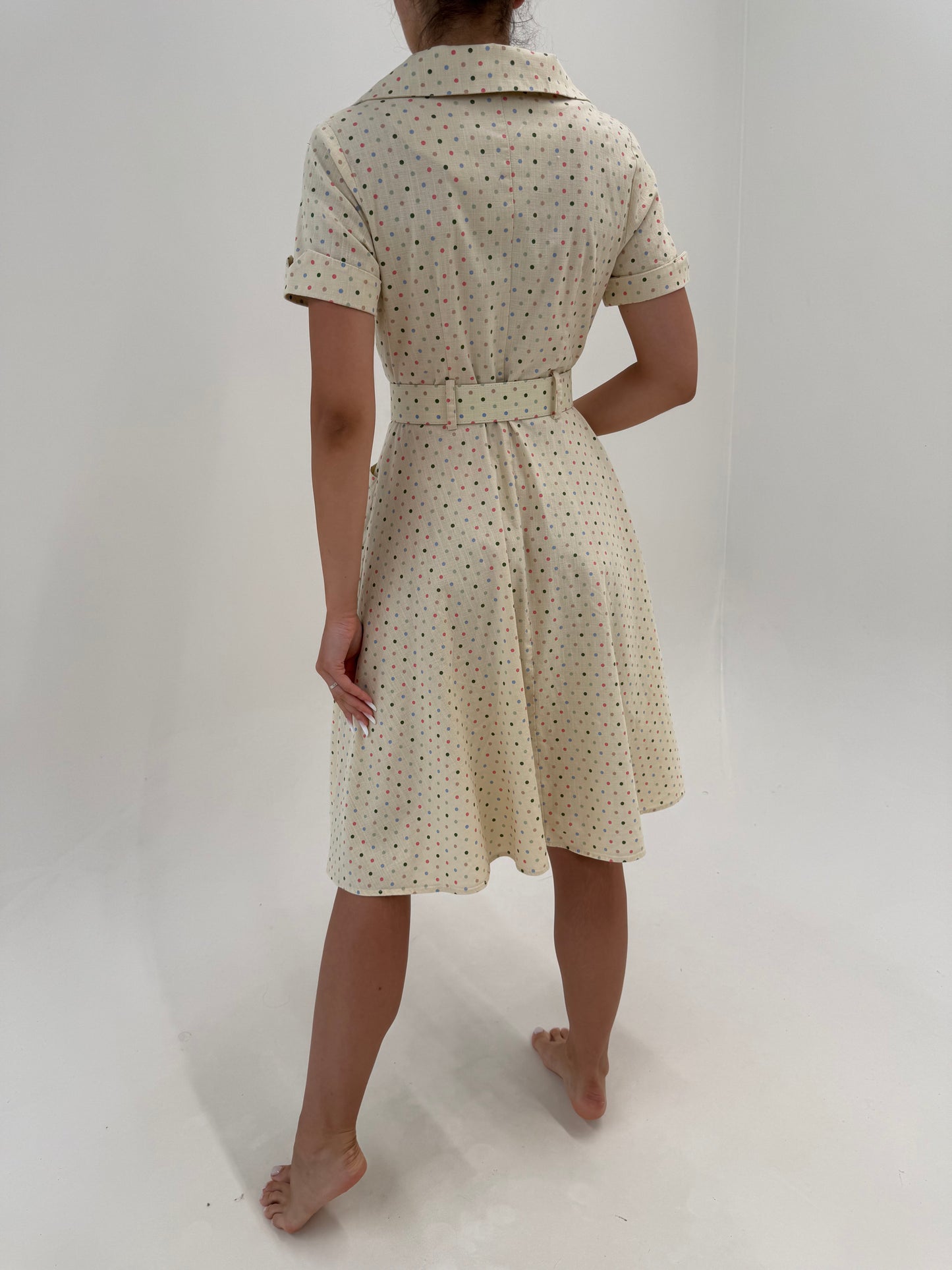 Rochie vintage cu buline în croi de ani 50 din pânză cu guler rotunjit și centura proprie