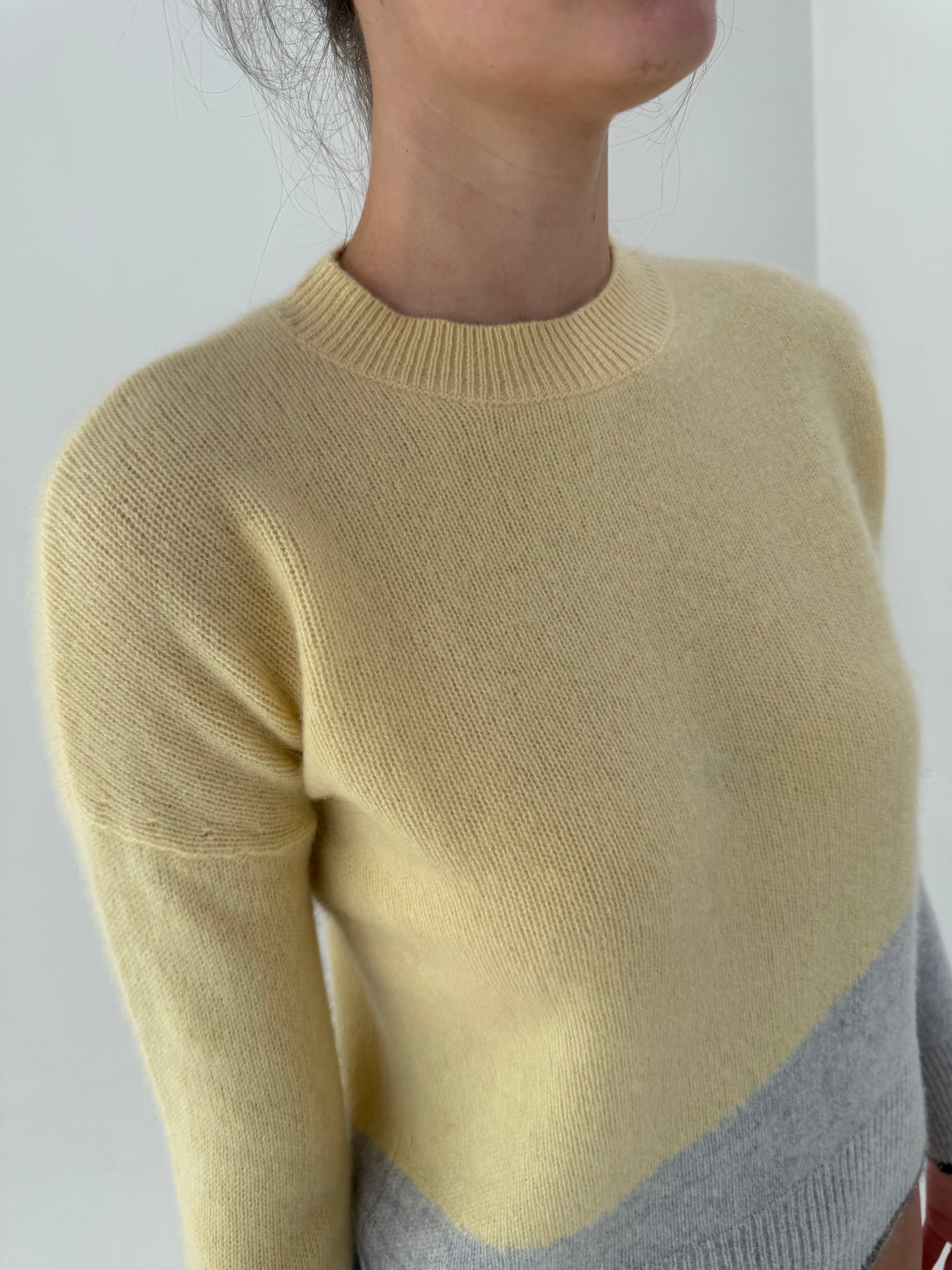 Pulovere de cașmir crew neck colorblock în culori pudrate