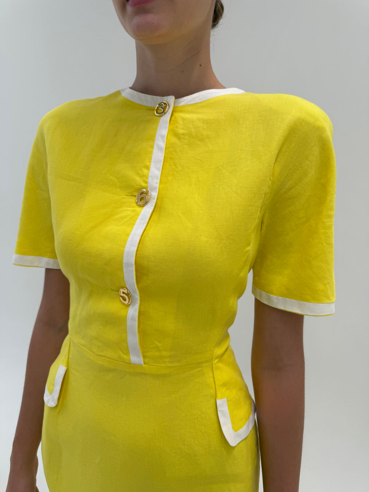 Rochie Fendi din in cu talie ultra înaltă cambrata și nasturi aurii cu logo
