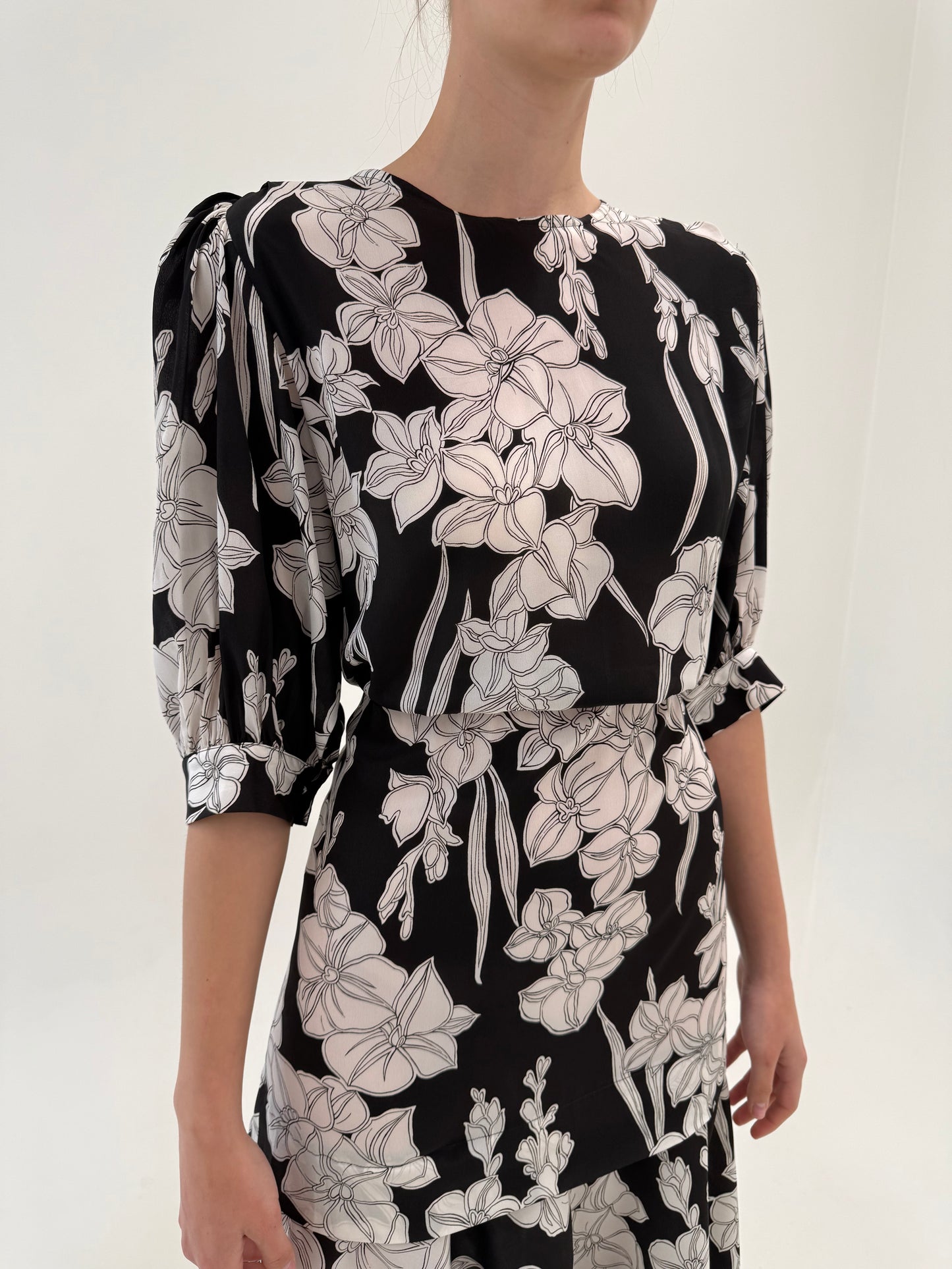 Rochie vintage din crep de mătase naturală cu print floral alb negru și talie elastică
