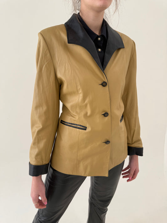 Sacou camel din piele naturală extrem de moale cu revere și manșete contrastante