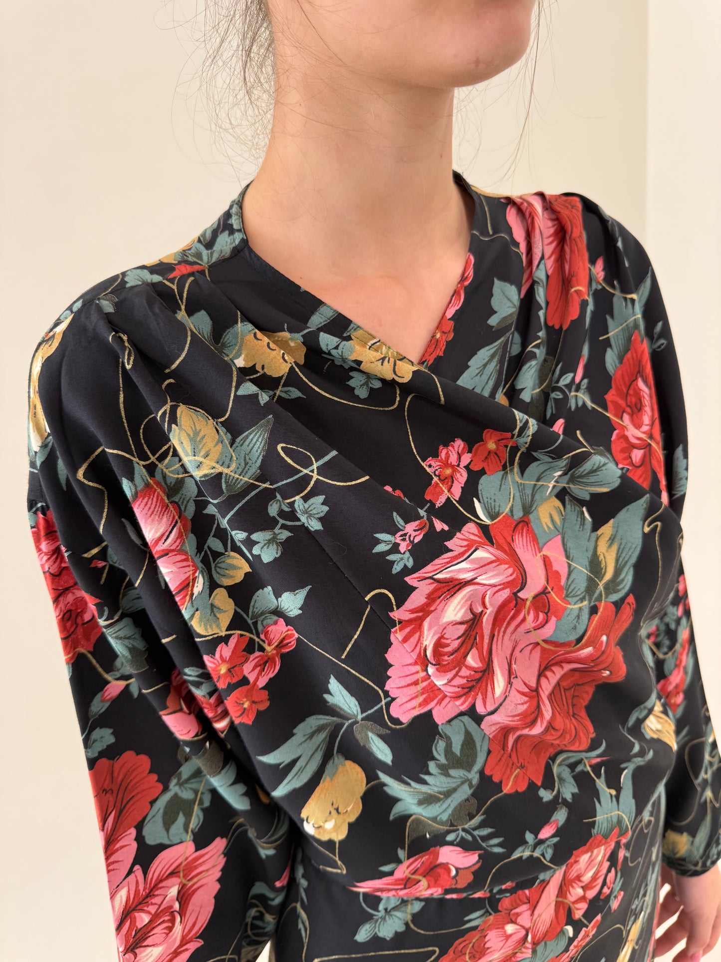 Rochie maxi cu buzunare și print floral superb și bust ușor drapat petrecut