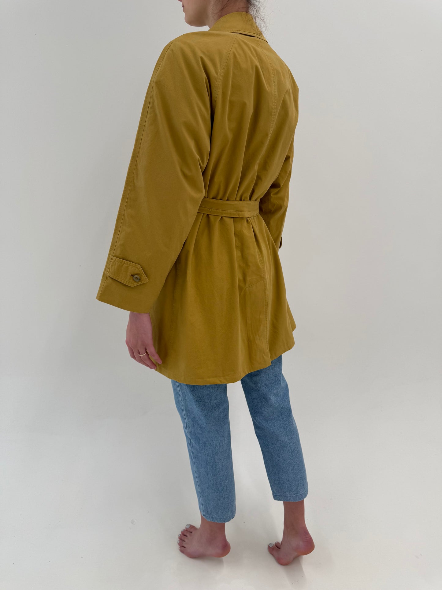Trench vintage Burberry în croi clasic cu talie reglabilă marcată