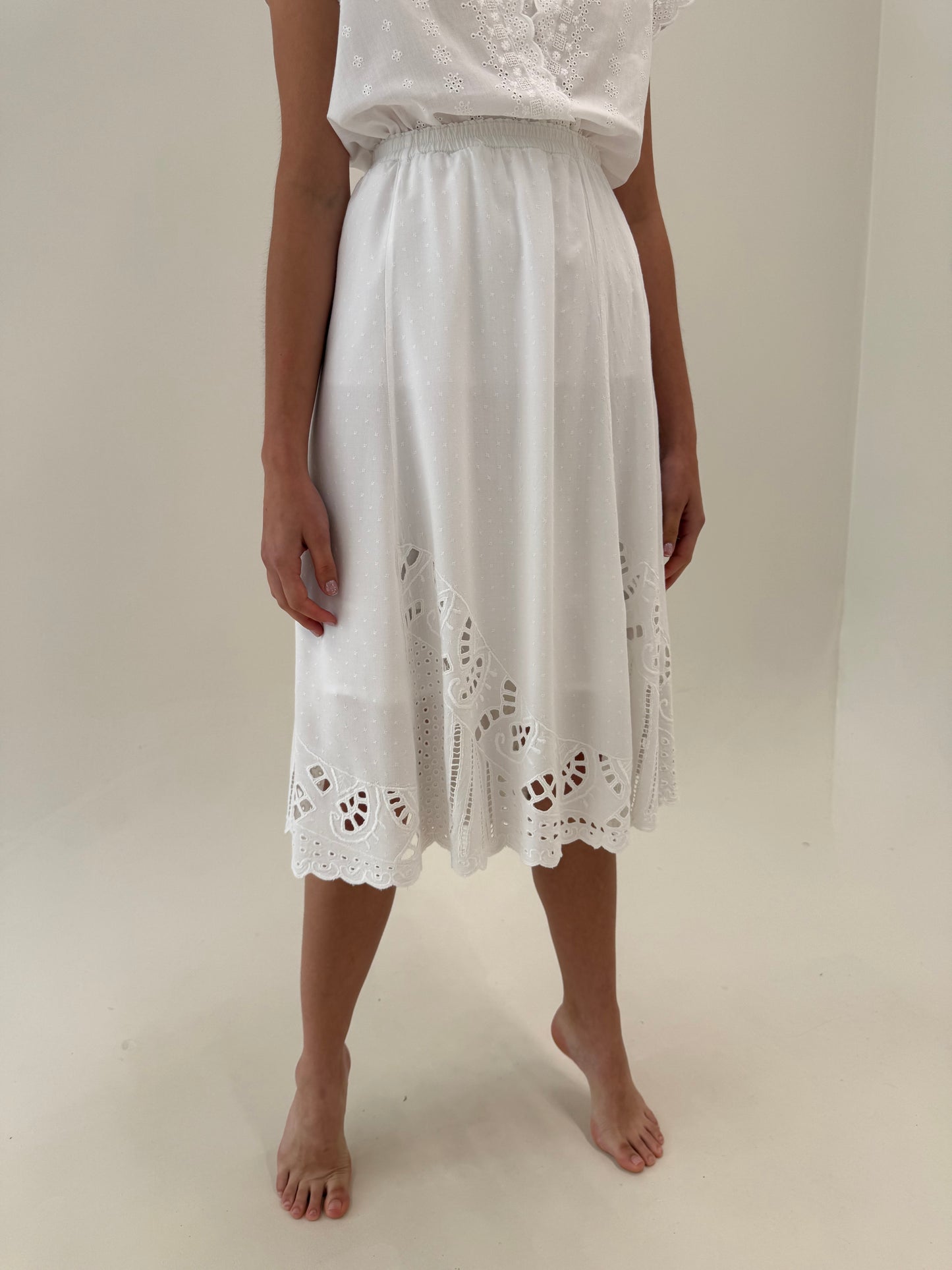 Fustă midi super vaporoasă albă cu broderie anglaise și talie ultra înaltă