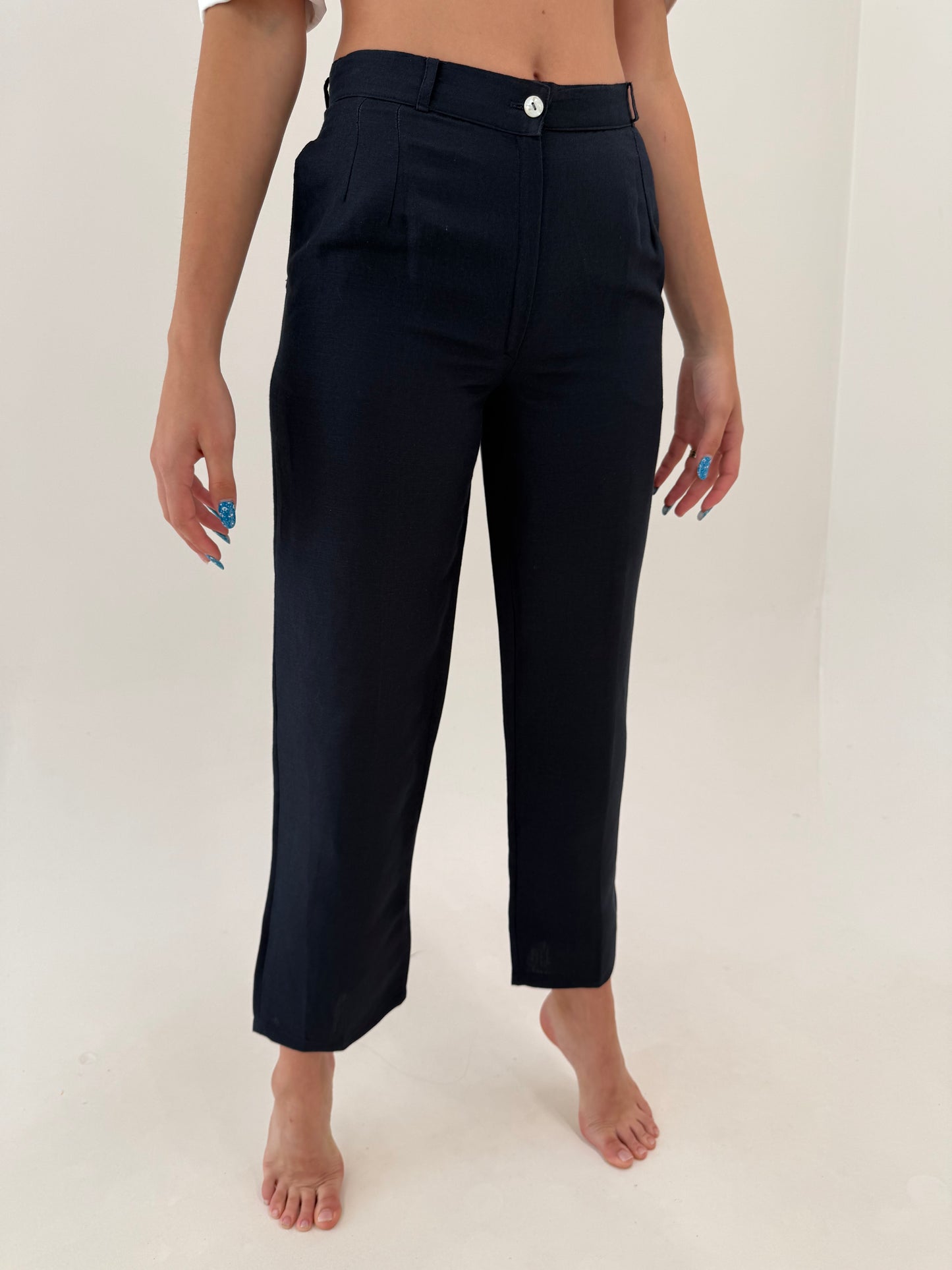 Pantaloni Navy blue cu pense din pânză în croi clasic