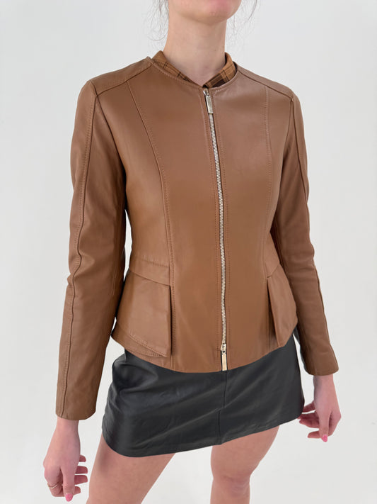 Geacă Hugo Boss cambrata din piele extrem de moale în croi feminin minimalist