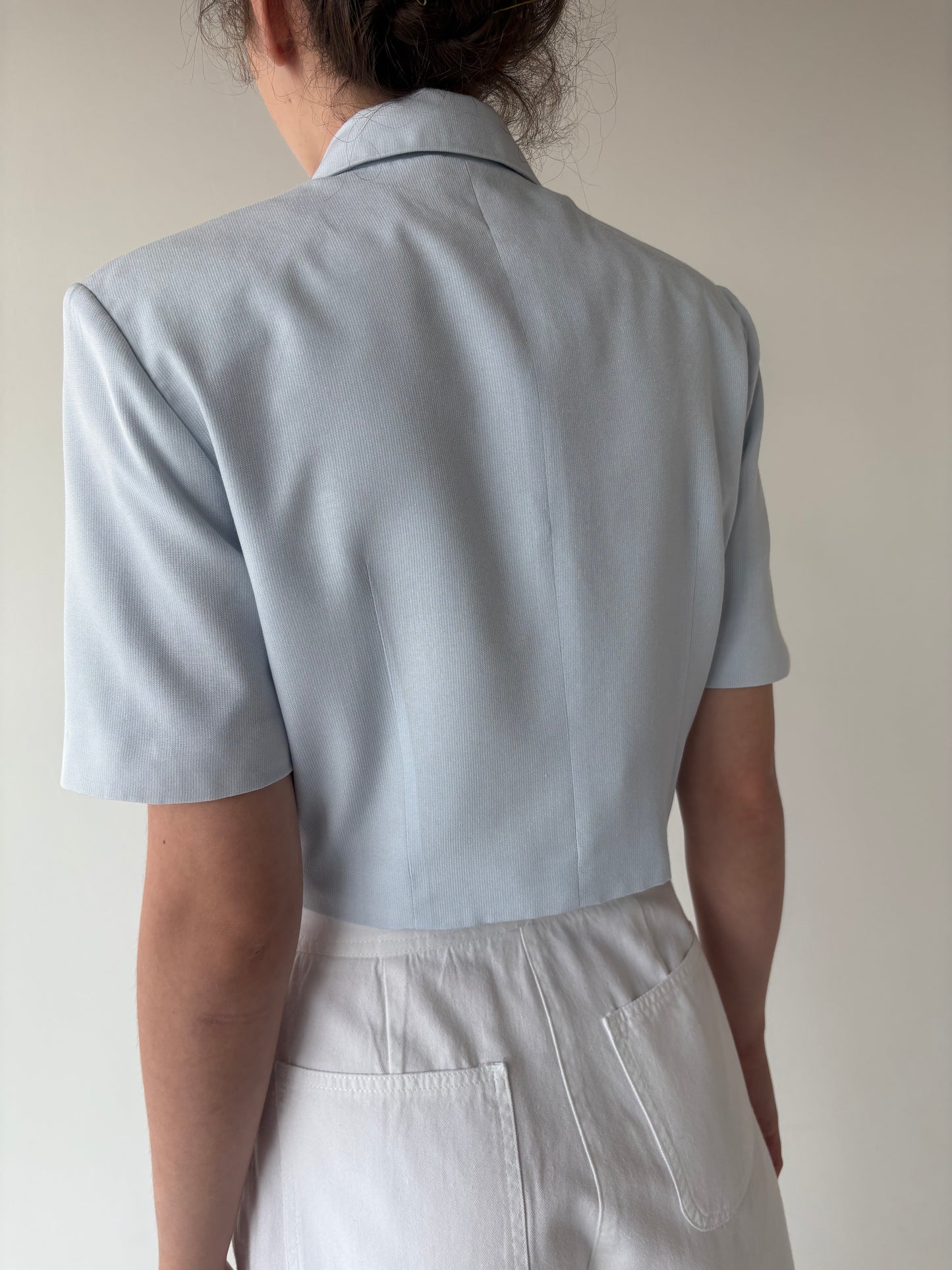 Sacou usor cambrat cropped baby blue ușor texturat