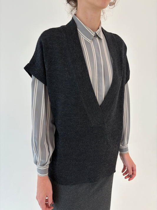 Vestă italiană în croi actual din lana extrafina cu mânecă căzută