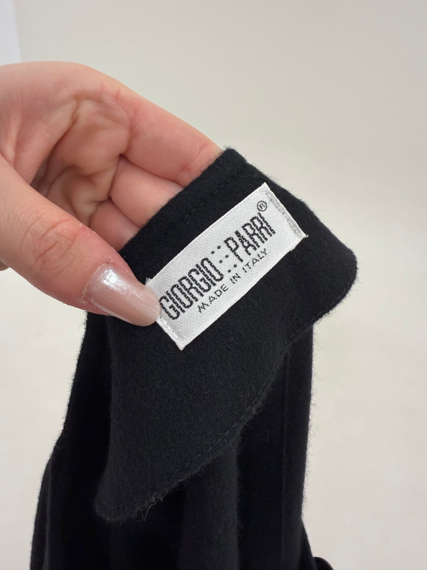 Capa nouă neagră italiană din lanita extrafina de la zi la seară