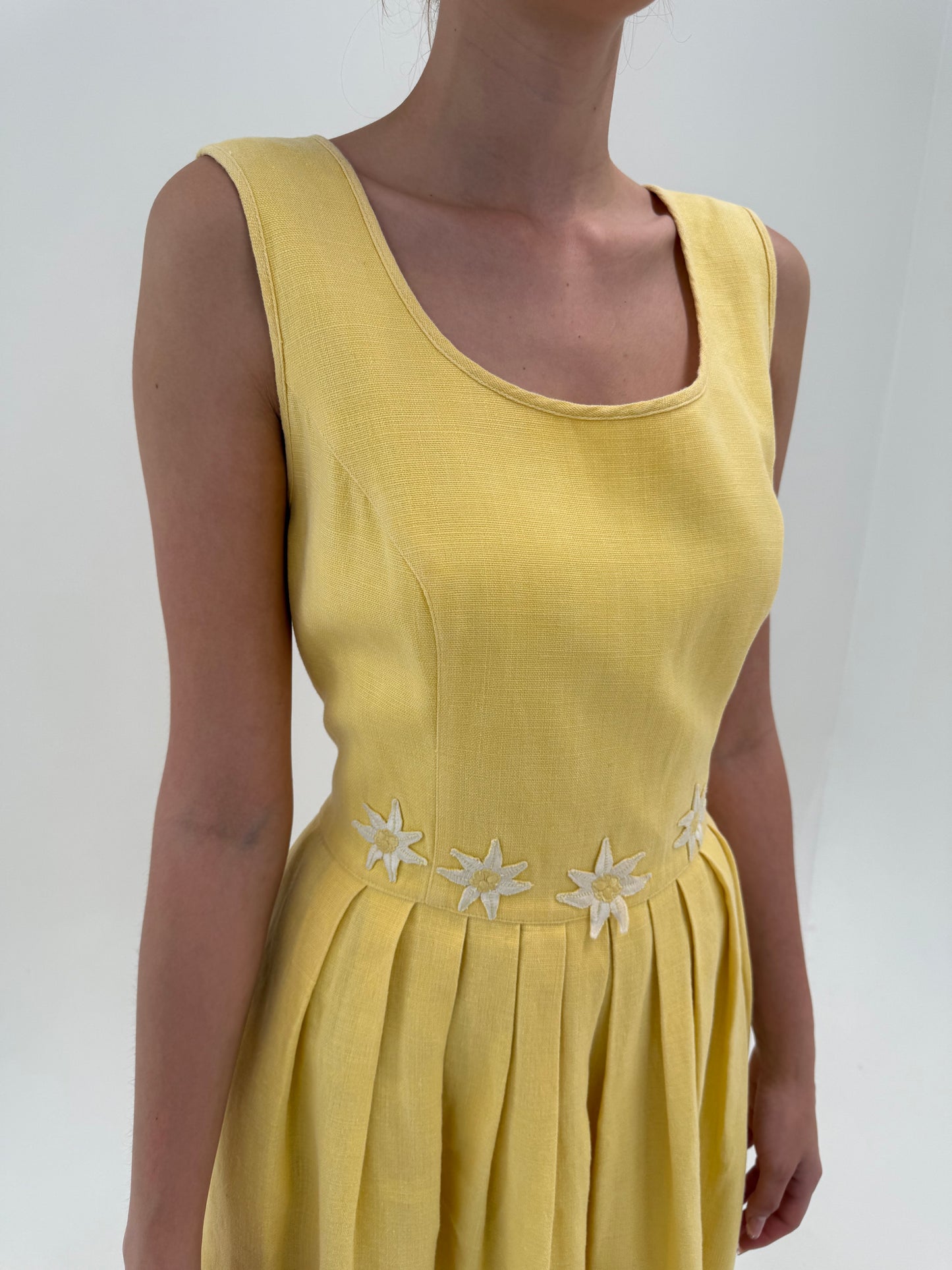 Rochie vintage maxi din pânză de in butter yellow cu buzunare și corsaj