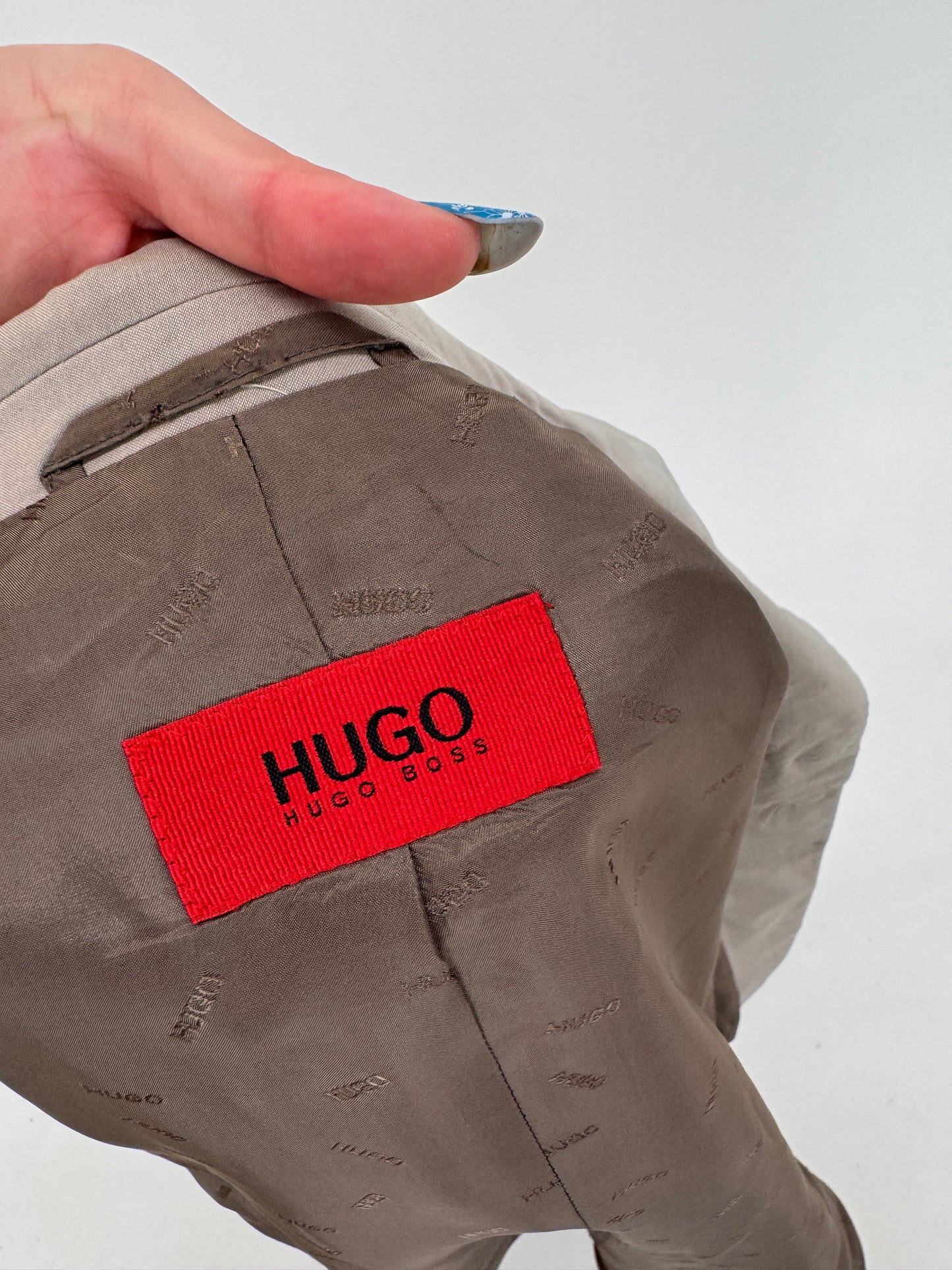 Sacou warm gray Hugo Boss în croi actual din gabardină de bumbac