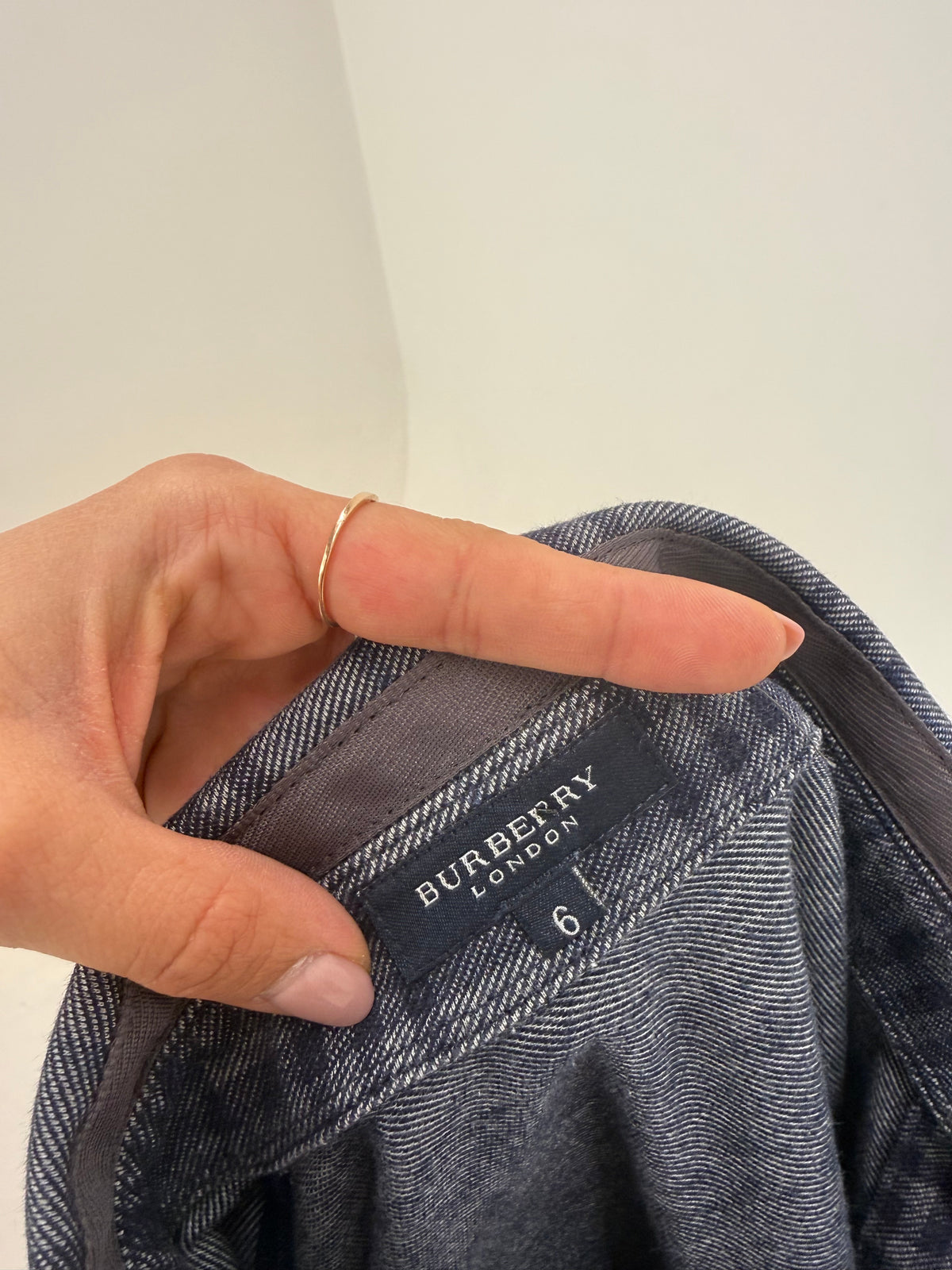 Top polo Burberry din bumbac gros în print specific brandului și nuanțe de jeans blue