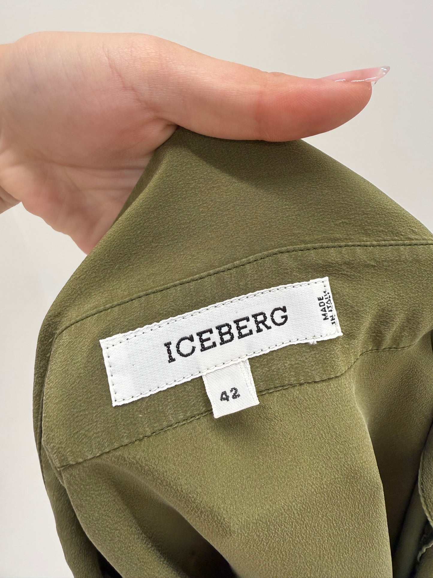 Rochie luxury Iceberg din mătase naturală kaki în croi amplu cu talie reglabilă