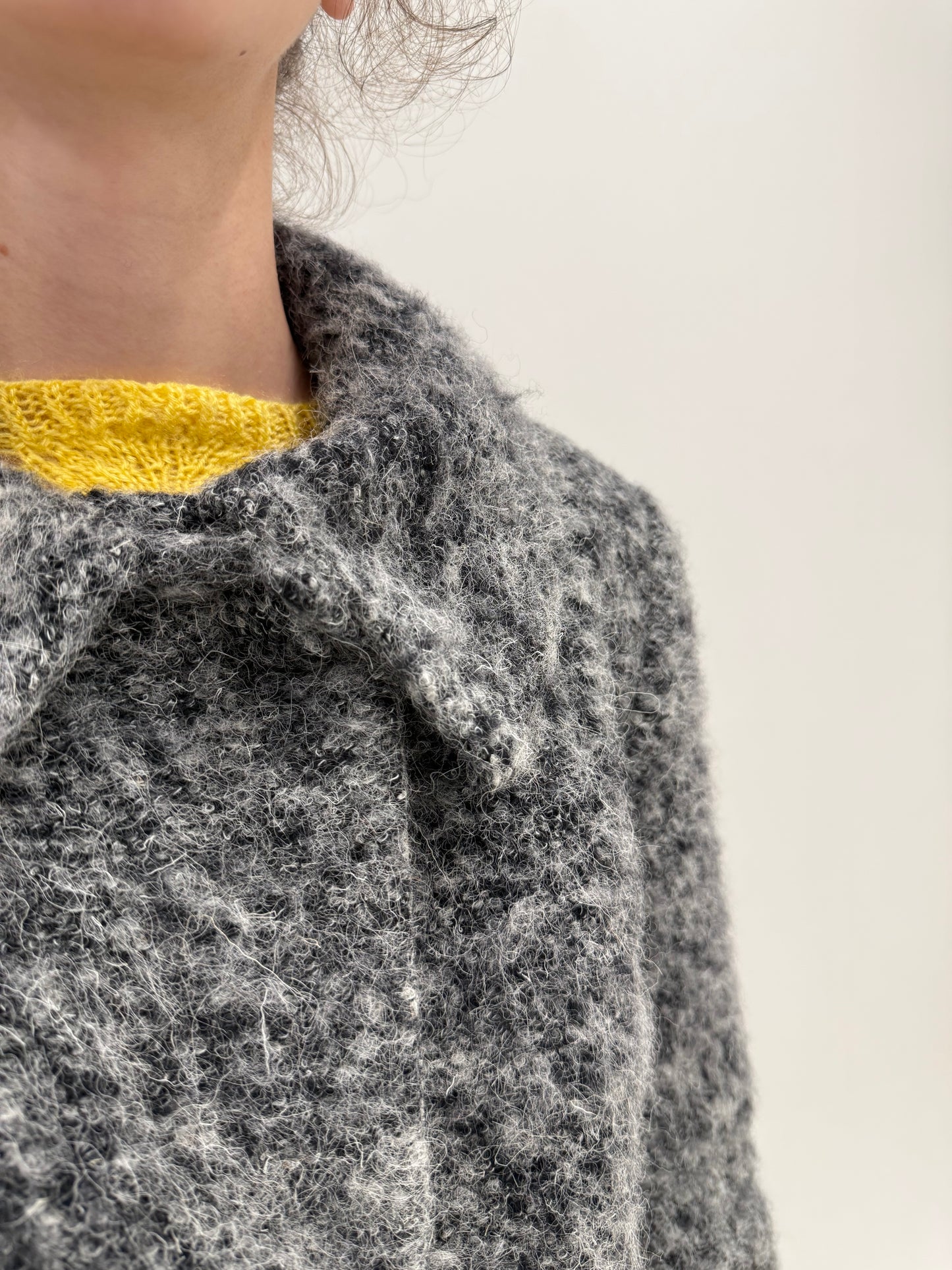 Jacheta din boucle de lana pufos în jumate de gri și croi actual