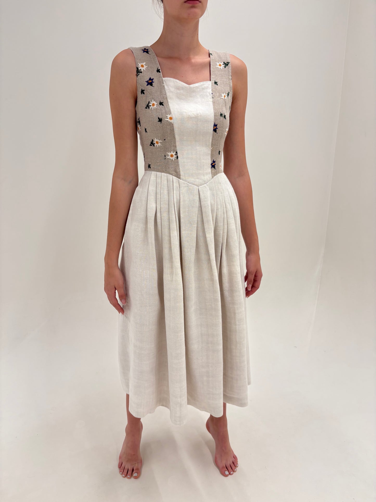 Rochie vintage maxi în nuanțe de nude cu broderie și corsaj din pânză grea de in