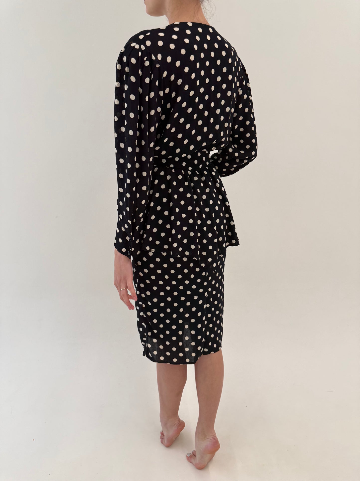 LBD vintage cu buline și peplum cu talie ultra înaltă marcată reglabilă din curea proprie