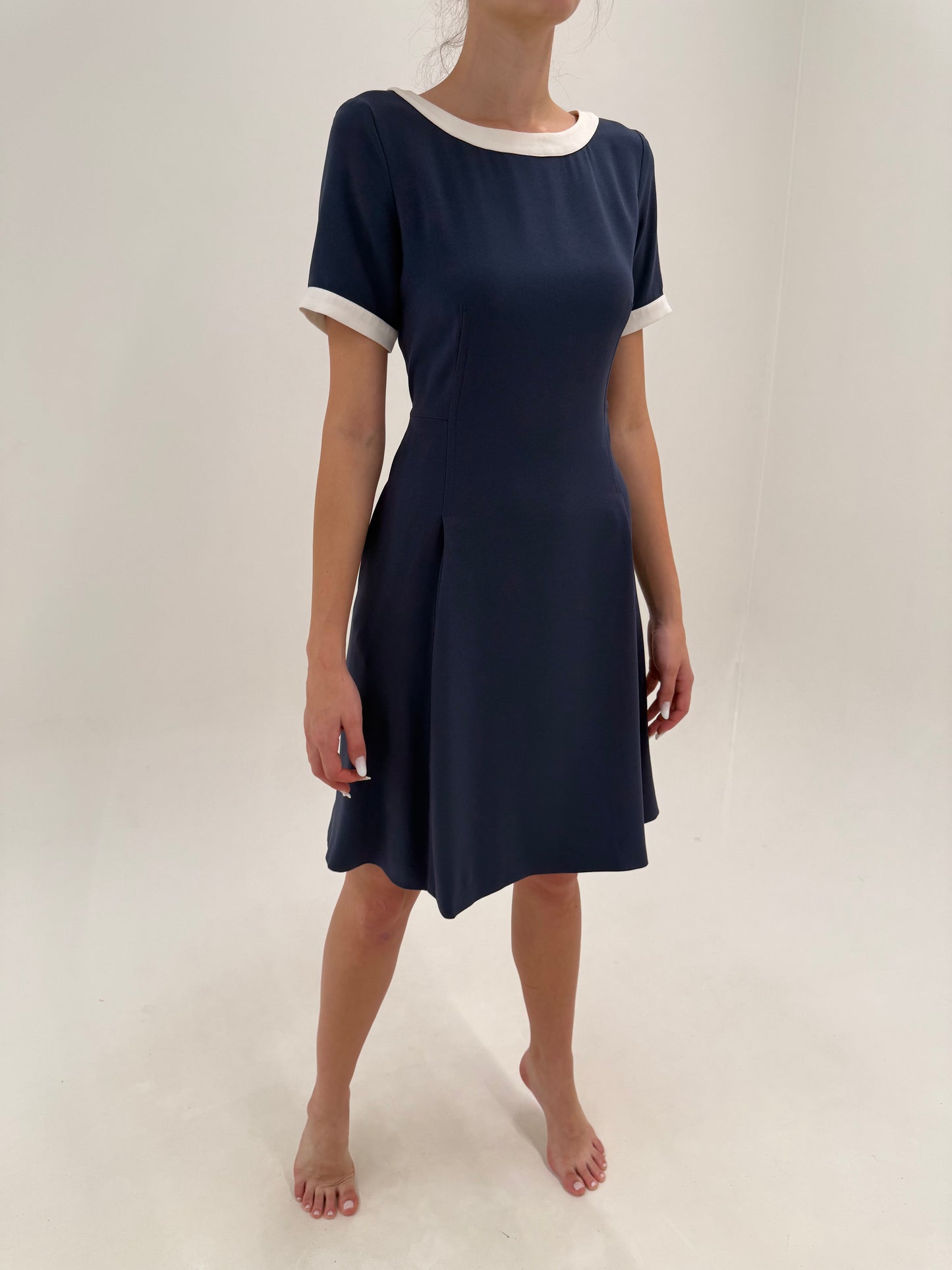 Rochie Max Mara din crep Navy cu paspoal alb midi cu talie marcată