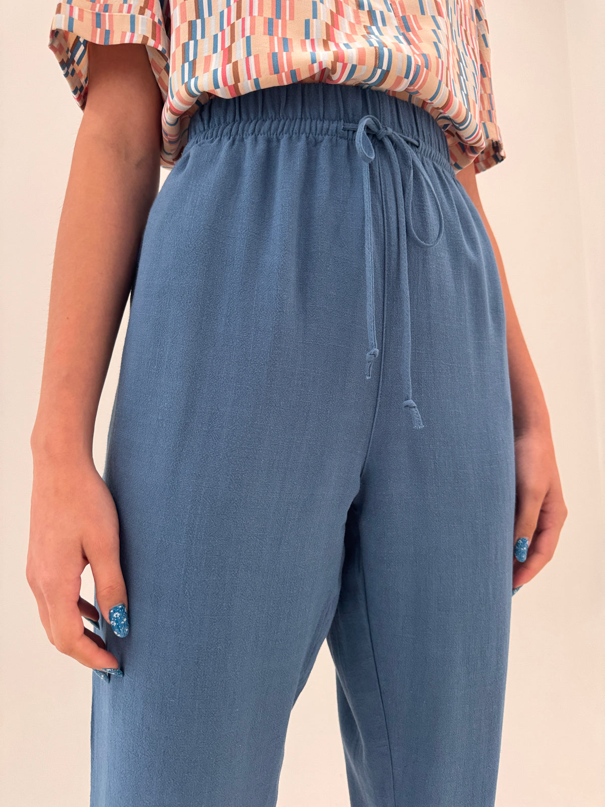 Pantaloni jeans blue noi cu etichetă din panza cu talie ultra înaltă generoasă