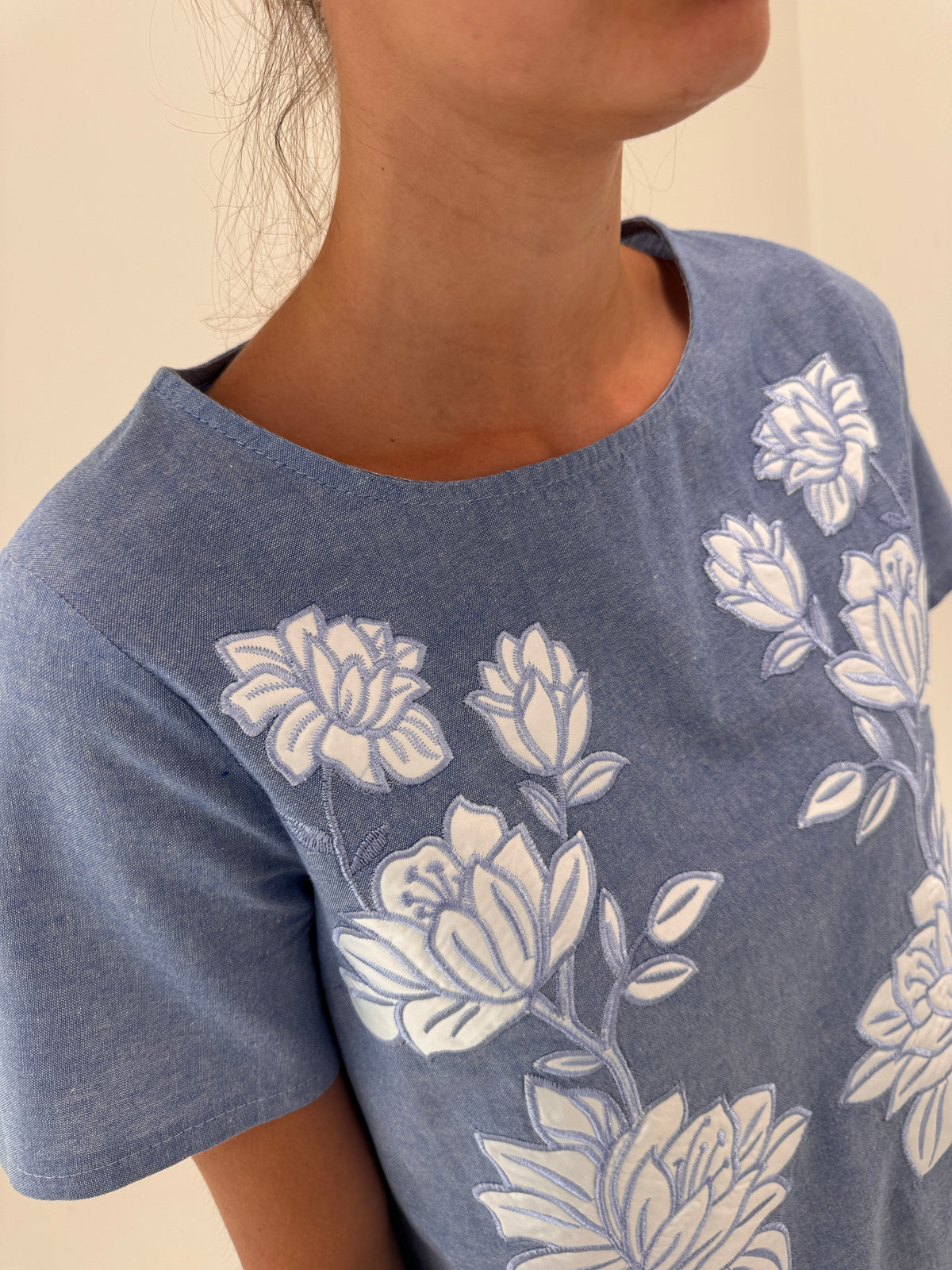 Top jeans blue din pânză în croi miniu cu aplicații florale și broderie