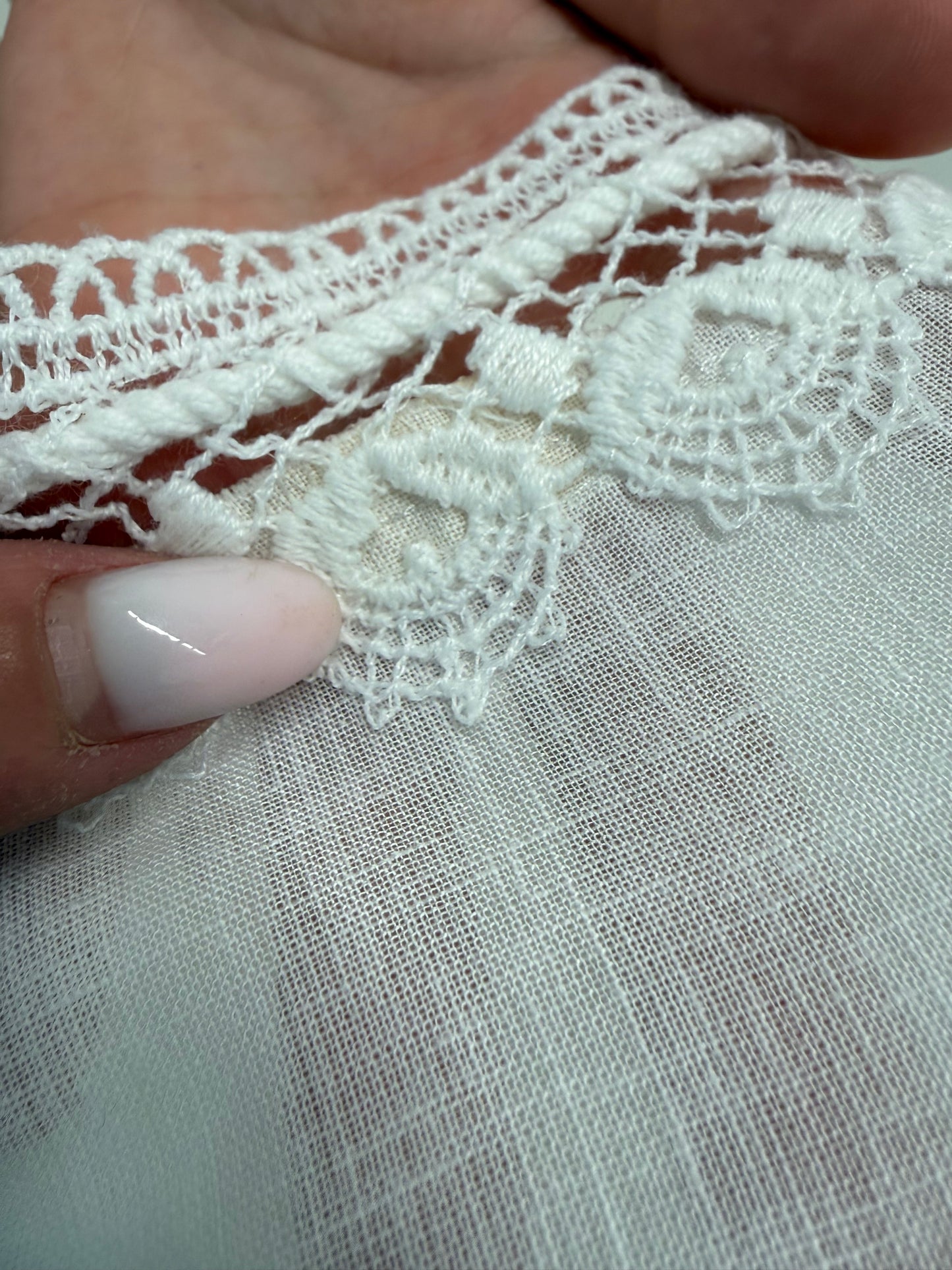 Cămașa vintage cu dantelă macrame din panzica de bumbac și umeri bufanți