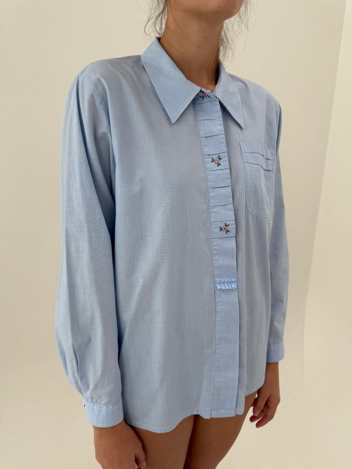 Cămașa vintage baby blue din poplin excepțional de bumbac cu broderie delicată