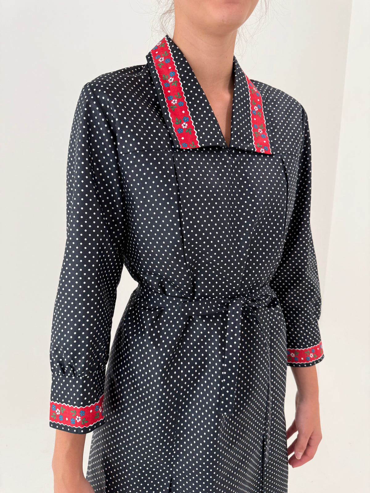 Rochie vintage neagră cu hulaine albă din bumbac gros cu talie reglabilă din cordon