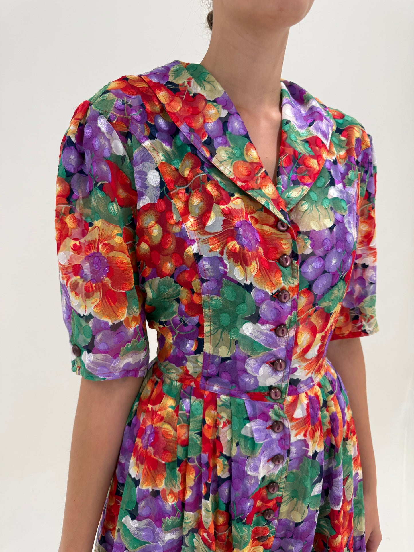 Rochie vintage maxi cu talie marcată ultra înaltă cu buline texturate și print floral