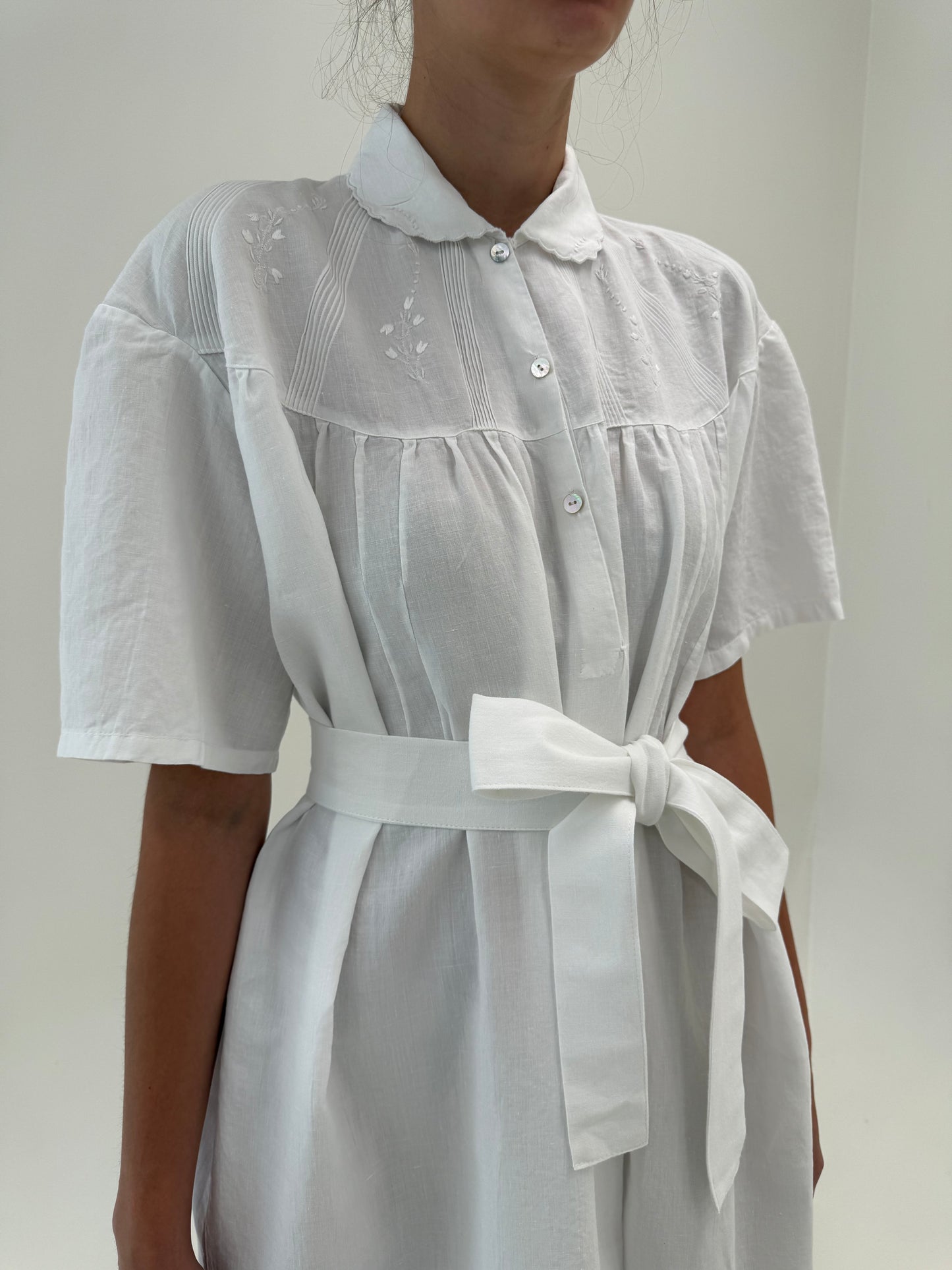 Rochie vintage maxi bijuterie din in excepțional cu broderie manuală delicată