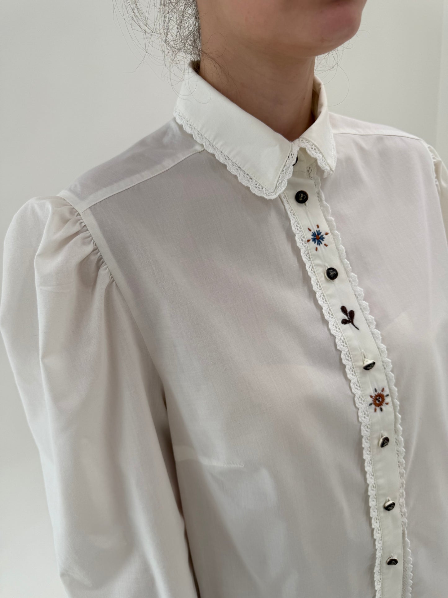 Cămașa vintage cu broderie și mâneci bufante