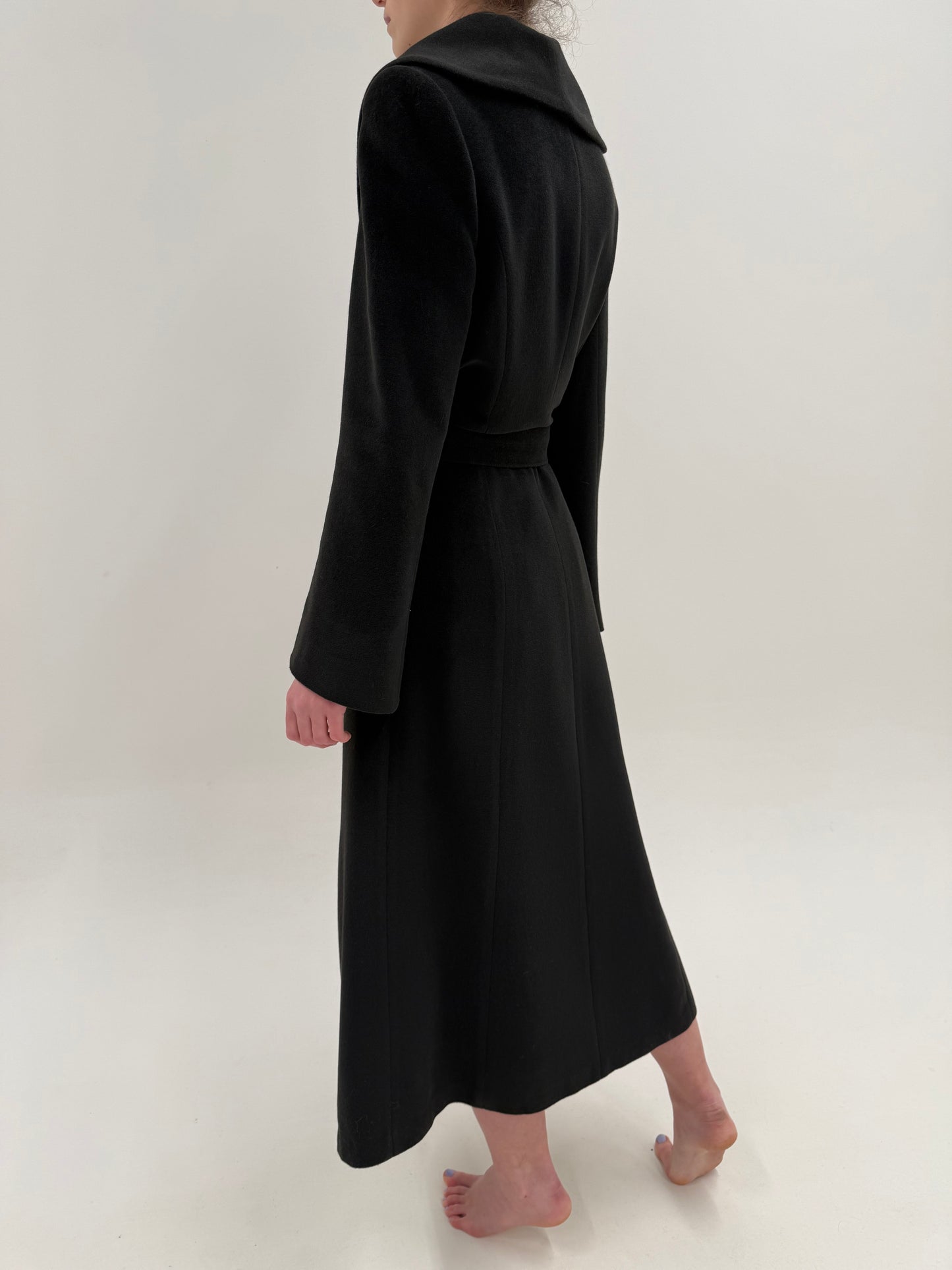 Palton ușor cambrat în croi lung cu cordon din lana extrafina