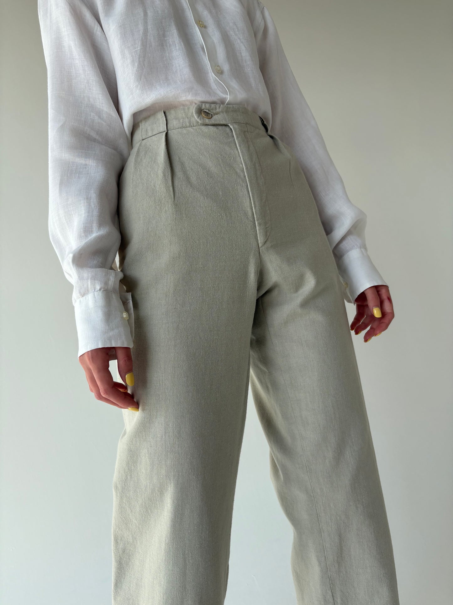 Pantaloni tall cu pense din pânză pale Sage green