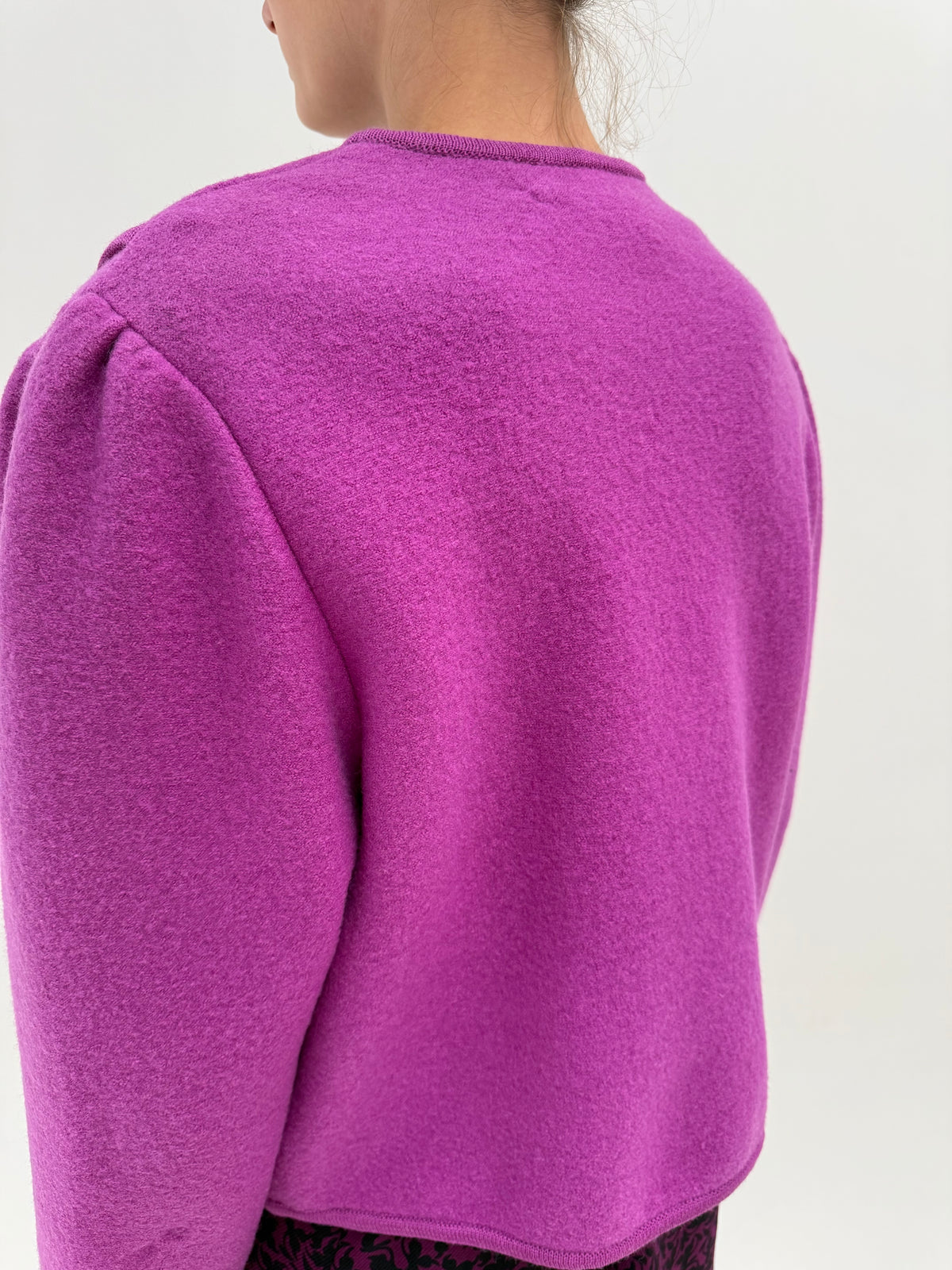 Jacheta cambrata din boiled wool fucsia in croi feminin cu broderie și nasturi metalici