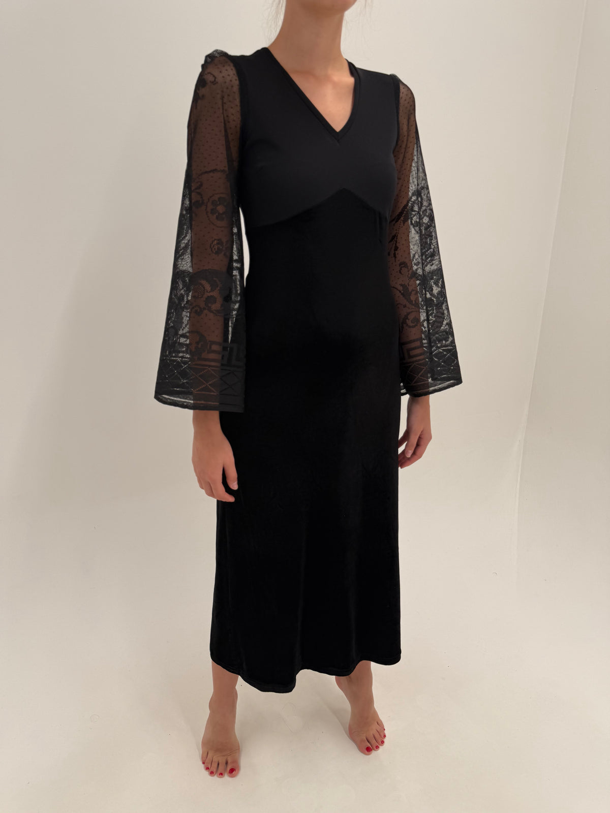 LBD maxi superba din catifea modeltoare cu mâneci evazate din dantelă