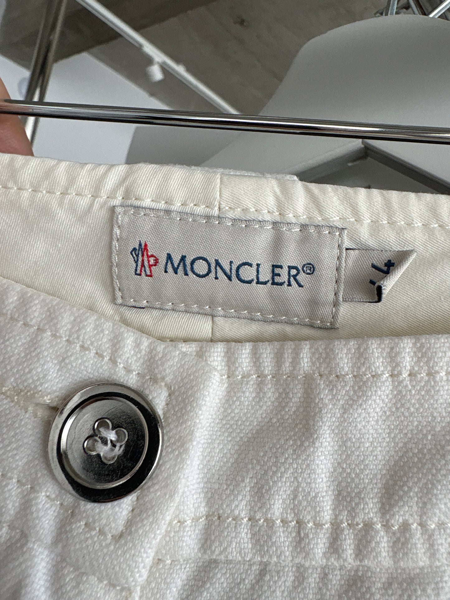 Pantaloni Moncler petite sau capri din pânză excepțională de bumbac
