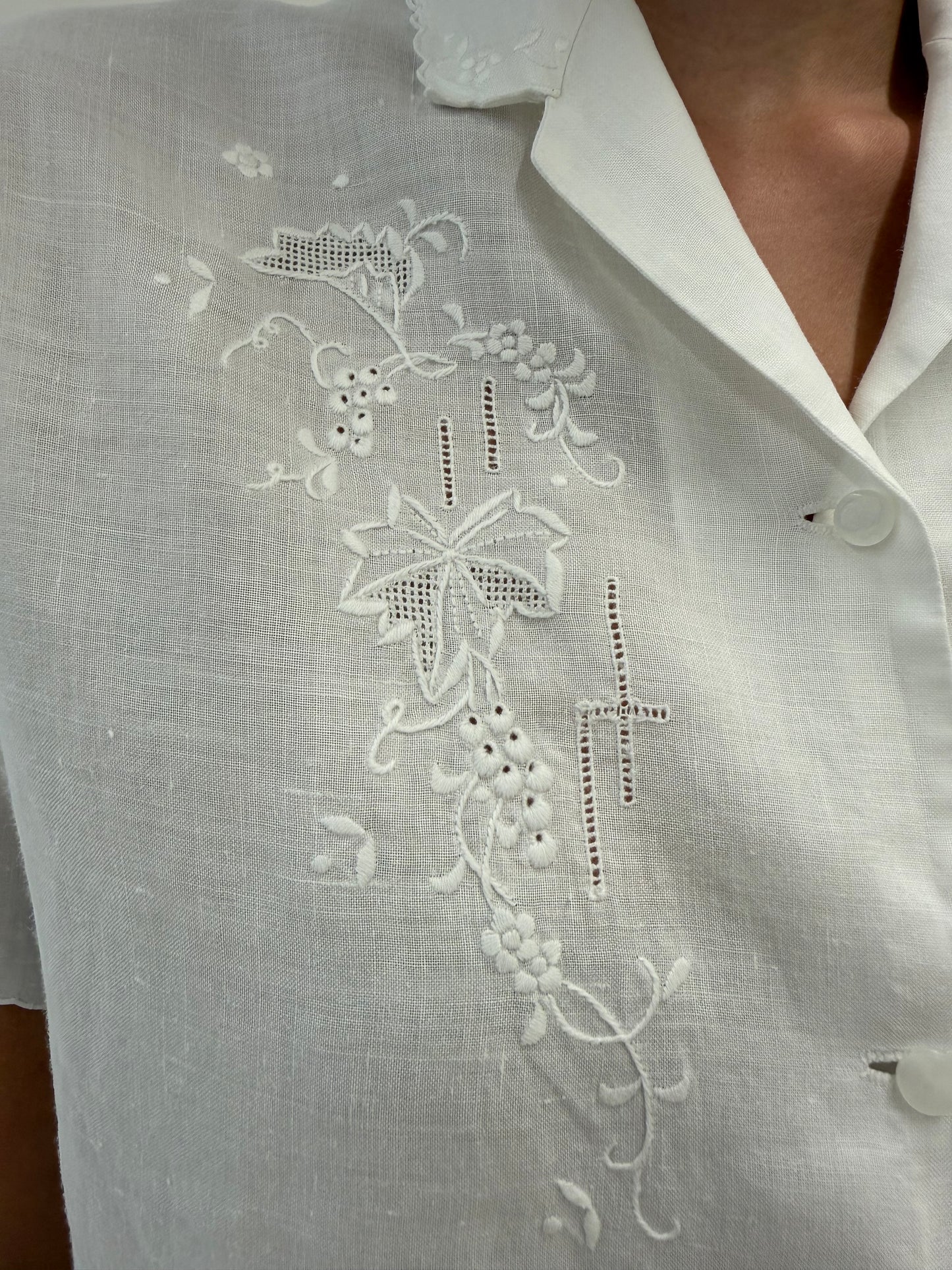 Cămașa bijuterie din in cu broderie manuală