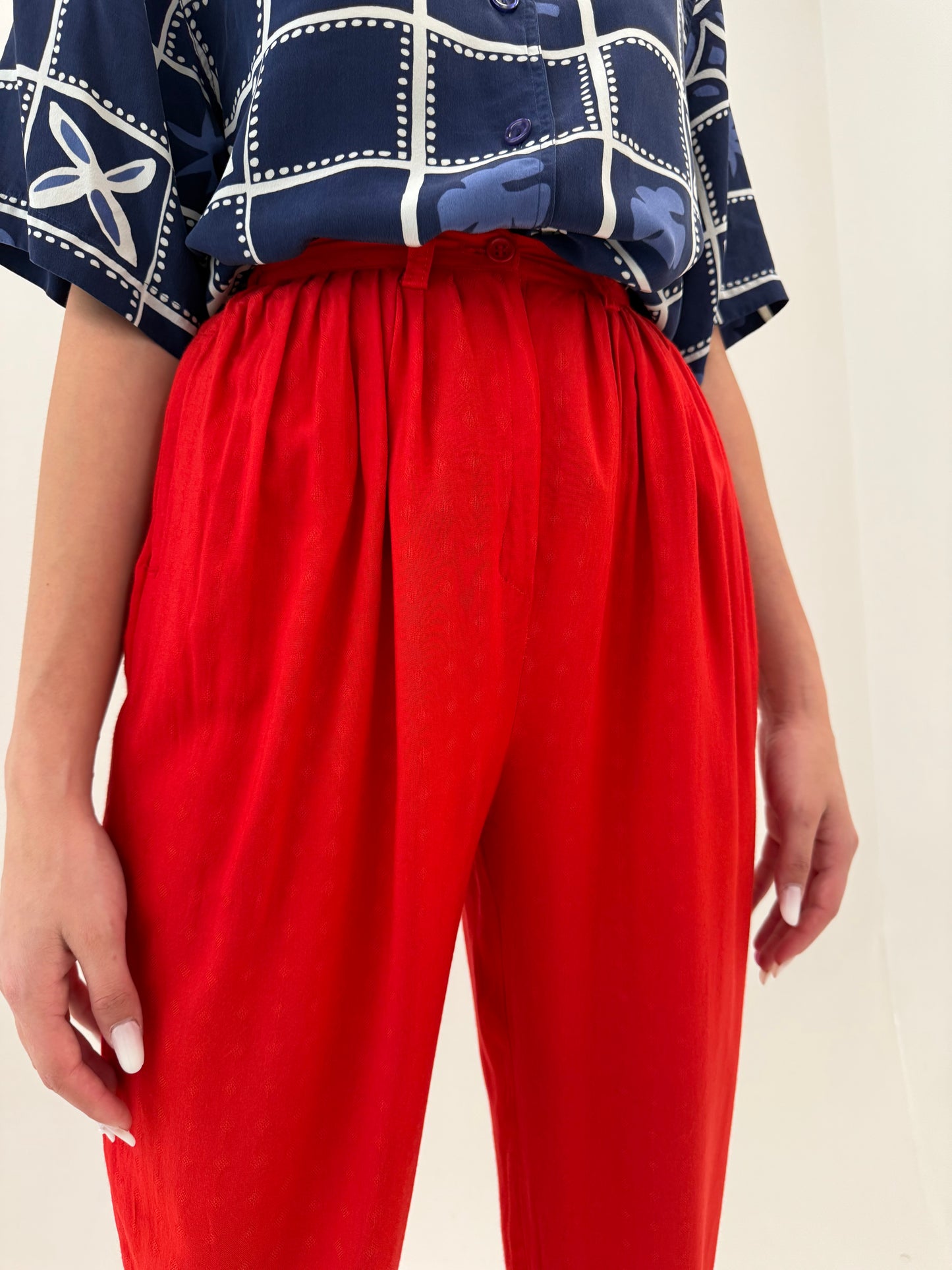 Pantaloni petite cherry red super drapați cu talie extrem de înaltă din panzica