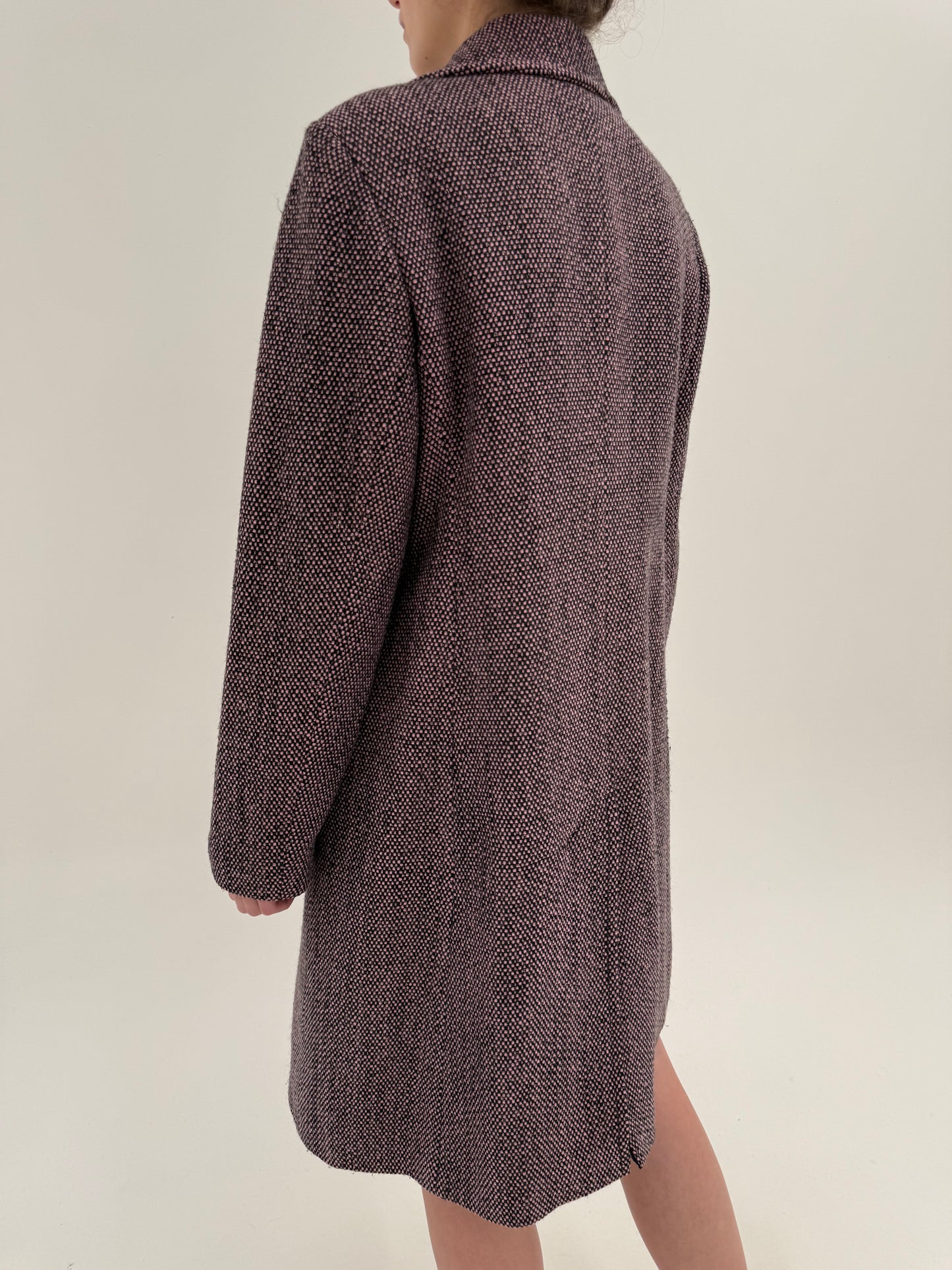 Palton din tweed roz pudrat cu negru și revere late în croi ușor cambrat