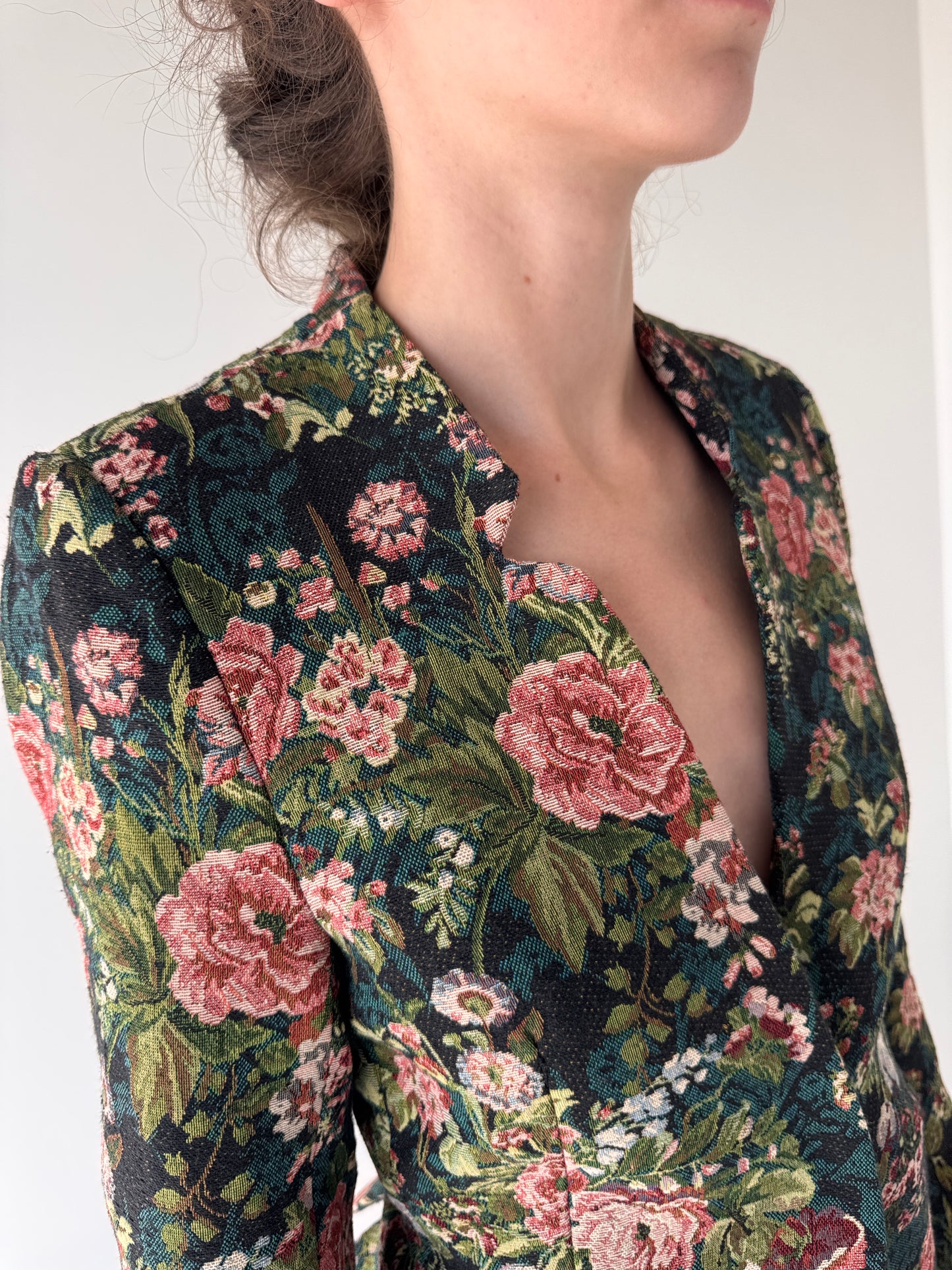 Sacou cambrat din brocart cu revere întoarse și print floral superb
