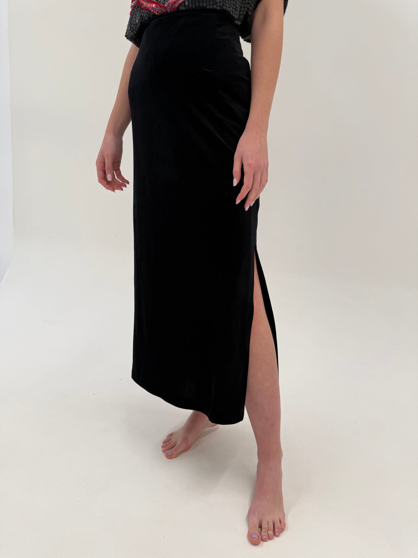Fustă maxi neagră din catifea excepțională cu șliț lateral