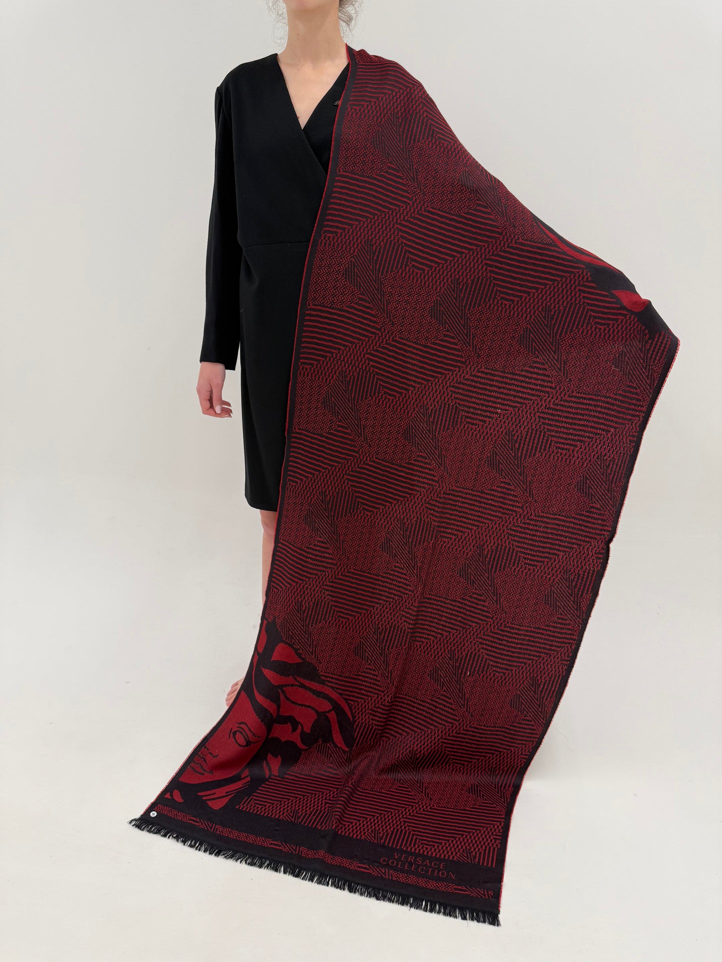 Shawl Versace XXL gros din cașmir dark red cu negru și print specific brandului