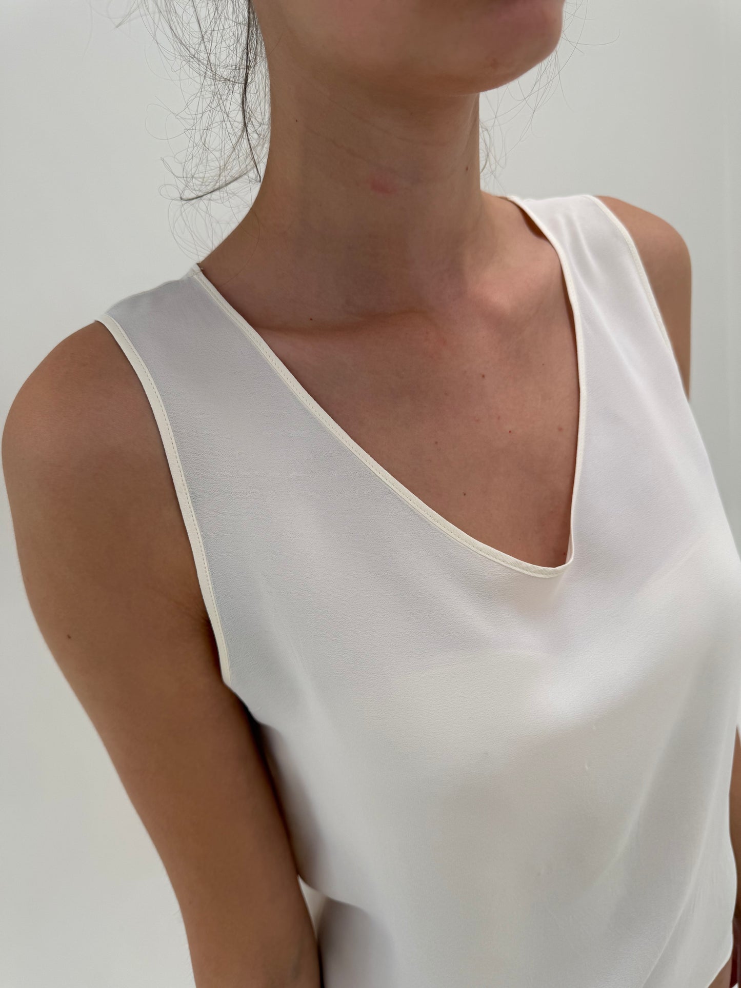 Top din mătase naturală în croi minimalist și anchior
