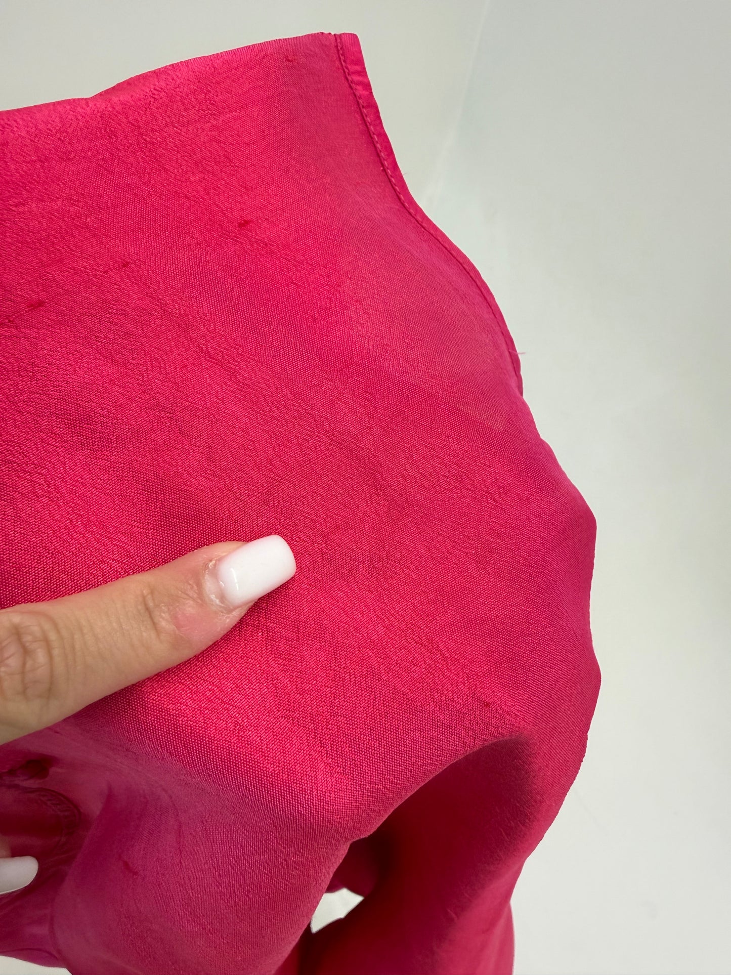 Rochie fucsia din mătase naturală structurată cu influențe asiatice