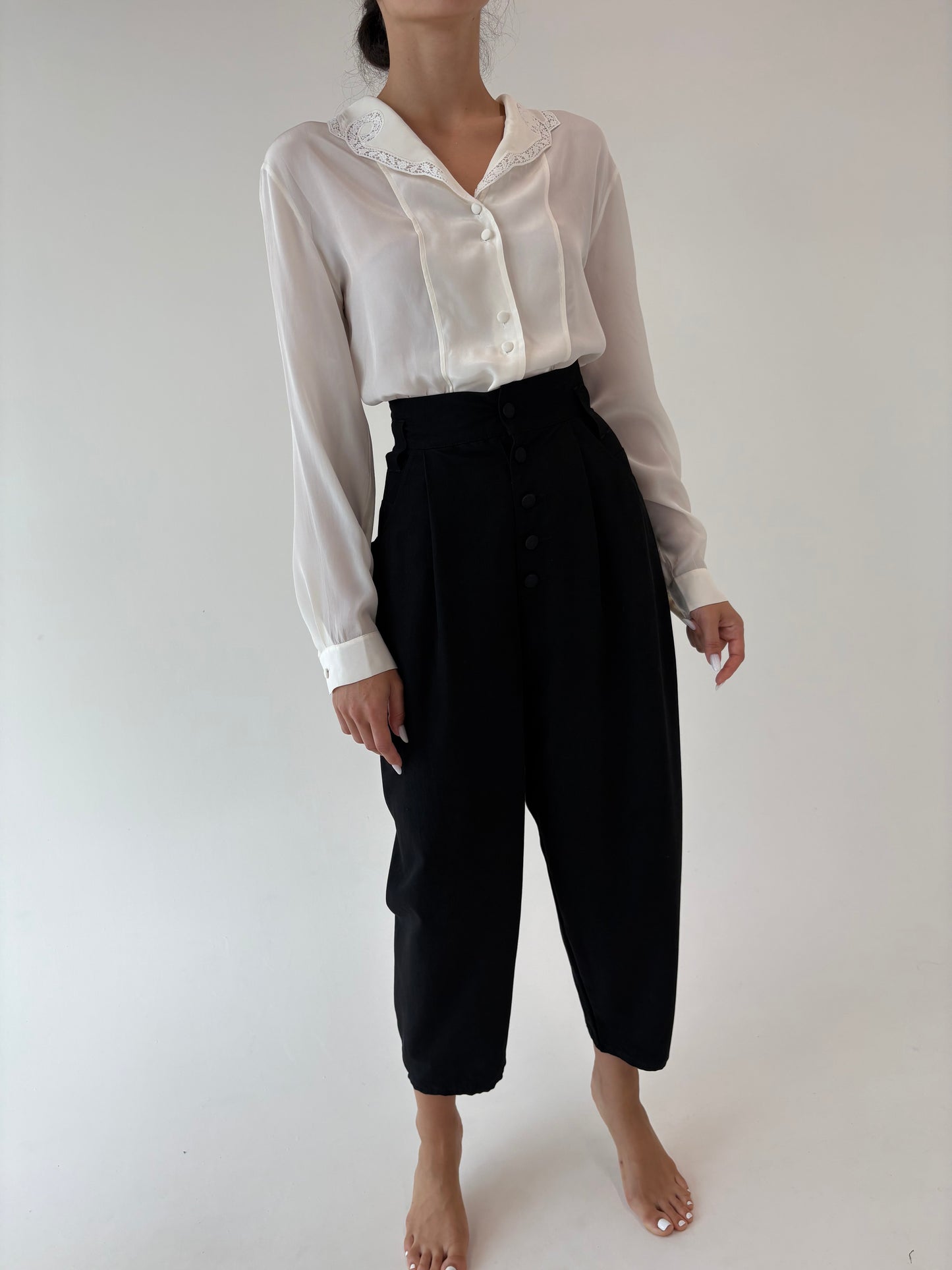 Pantaloni baloon vintage negri cu talie ultra înaltă și pense din stofita