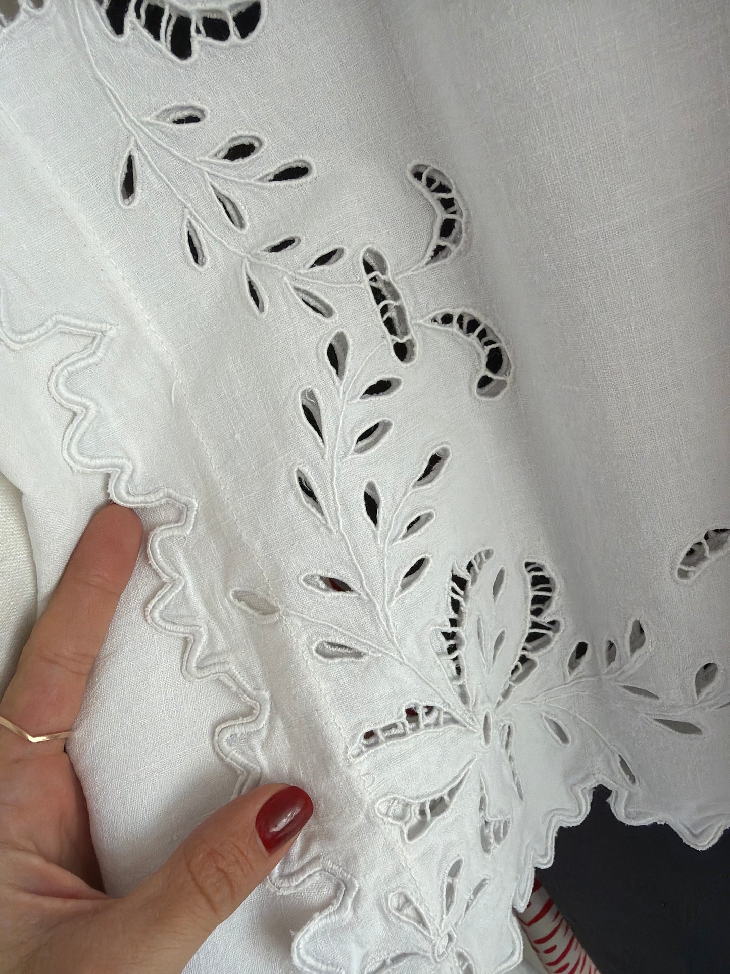 Top bijuterie cu broderie manuală din pânză structurată de in în croi ultra chic